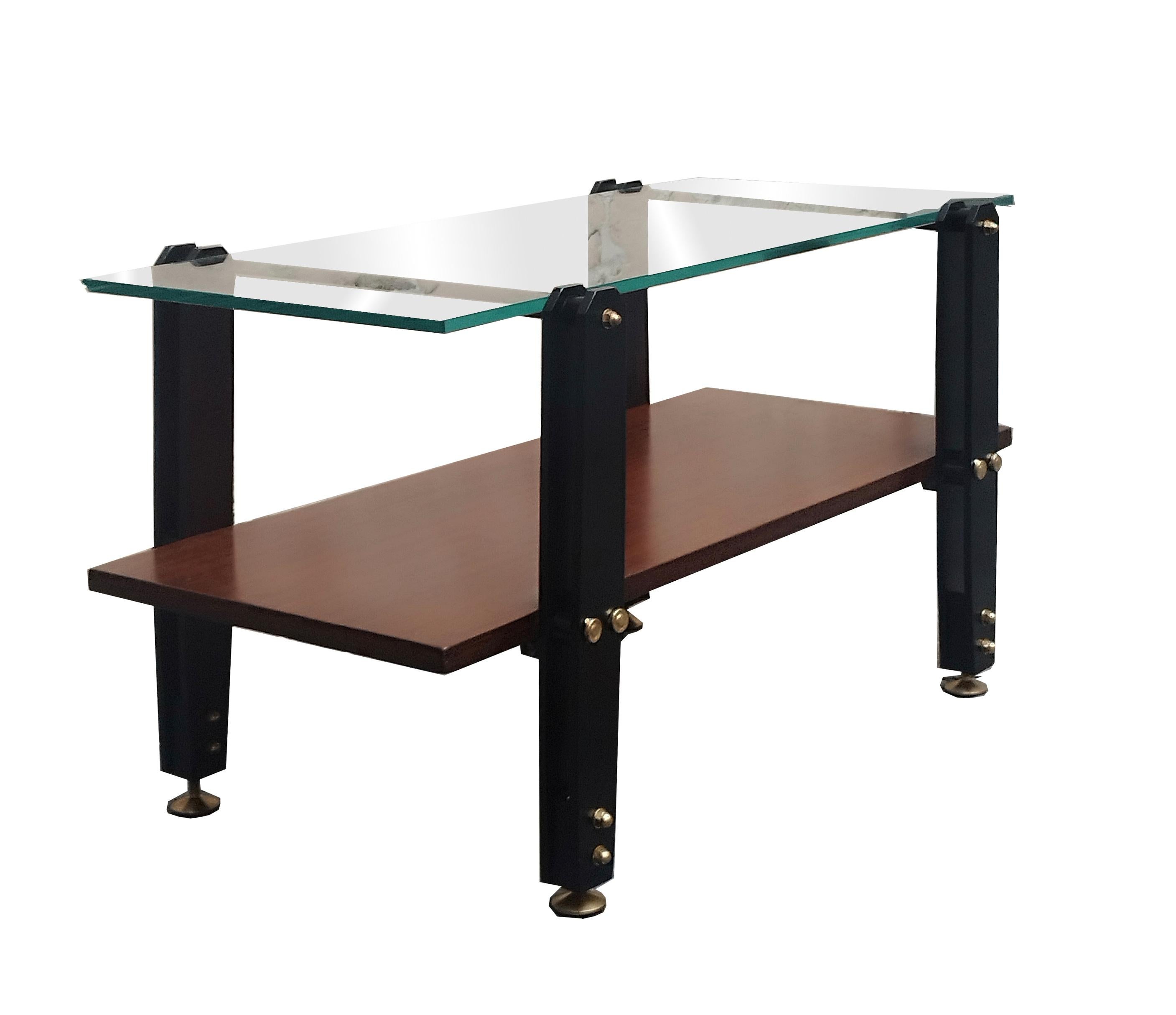Table basse italienne en bois, structure en laiton et métal, avec un plateau en verre épais. Petit éclat sur le coin