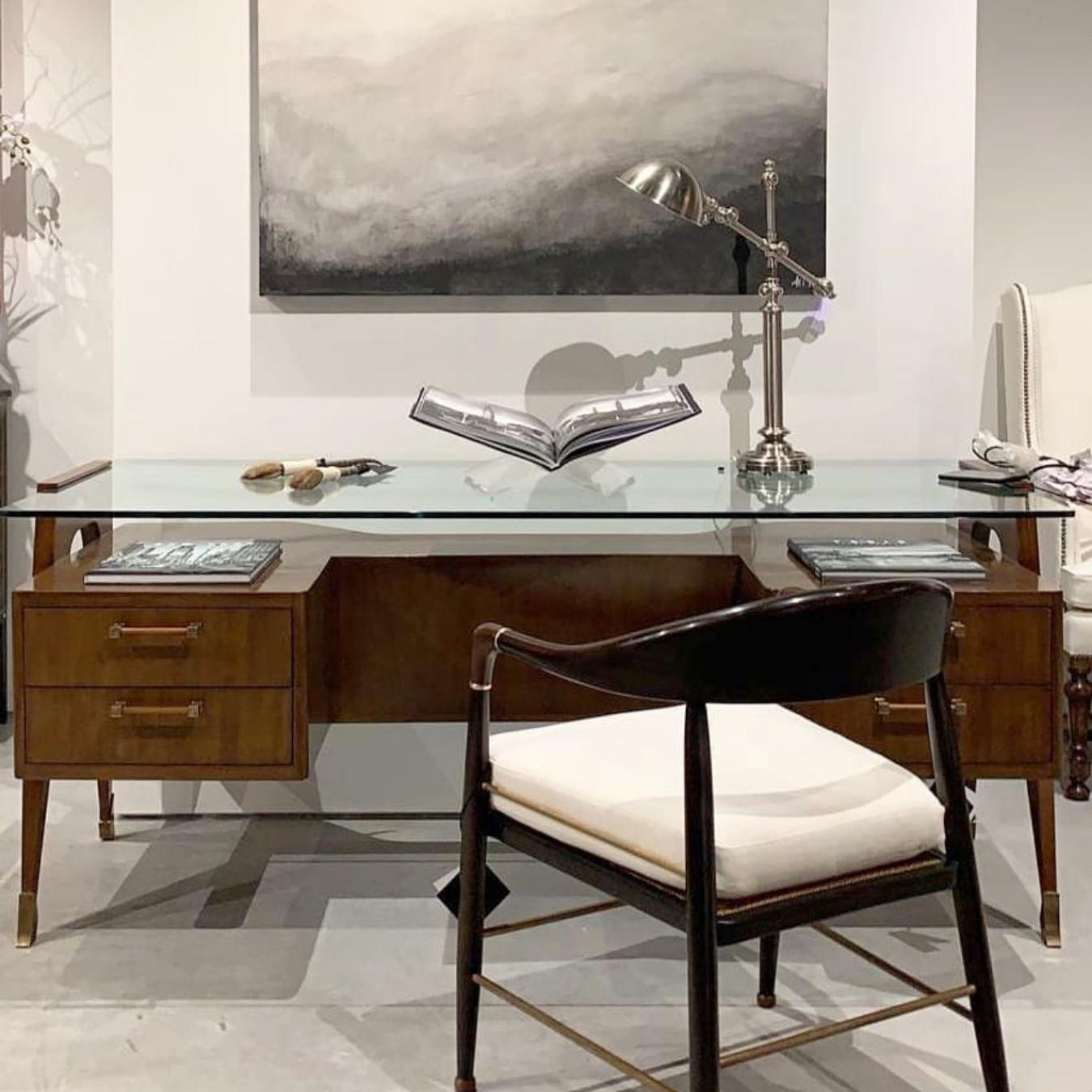 XXIe siècle et contemporain Wood Mid-Century Modern Style Arezzo Desk with Floating Crystal Top (Bureau Arezzo en bois de style Modernity avec plateau flottant en cristal) en vente