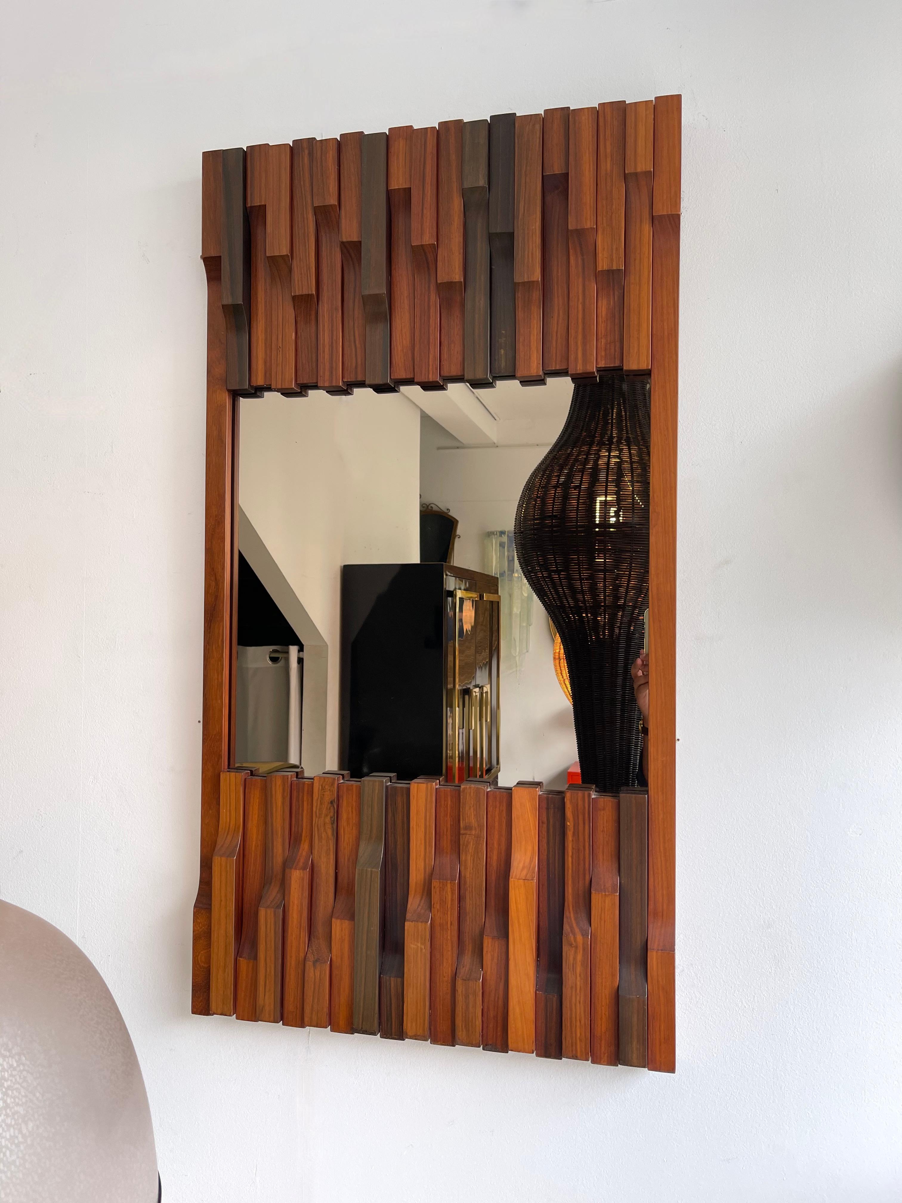 Miroir mural en bois sculpté par Luciano Frigerio.