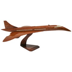 Modèle en bois de l'avion supersonique Concorde