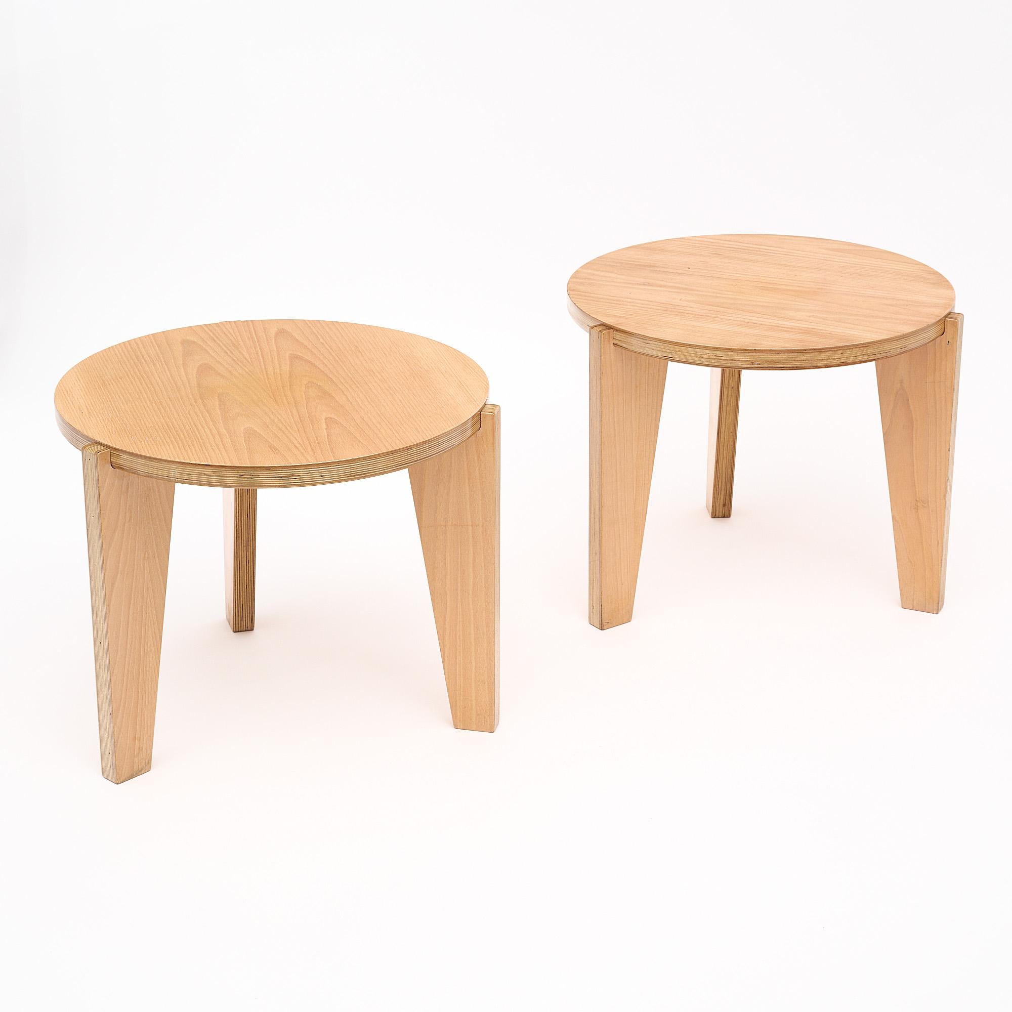 Pair of side tables, in the style of Pierre Jeanneret, tripod, of cerused wood.