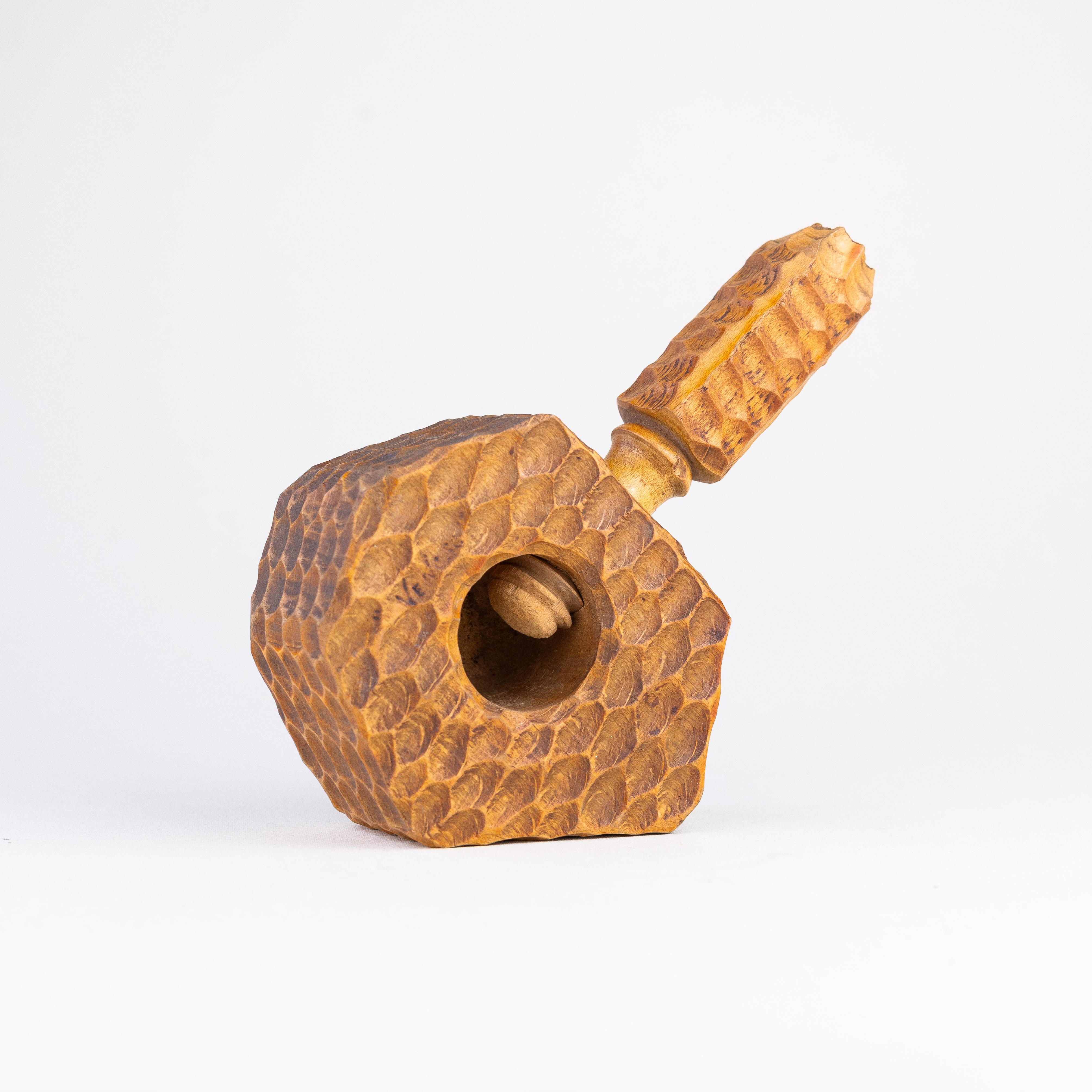 Cascanueces escultórico de madera.

Pieza de arte popular de los Alpes franceses. Datación de los años 60.

La superficie de la madera está tallada con una gubia, lo que le da ese aspecto de dibujo en bruto.

Grabado 