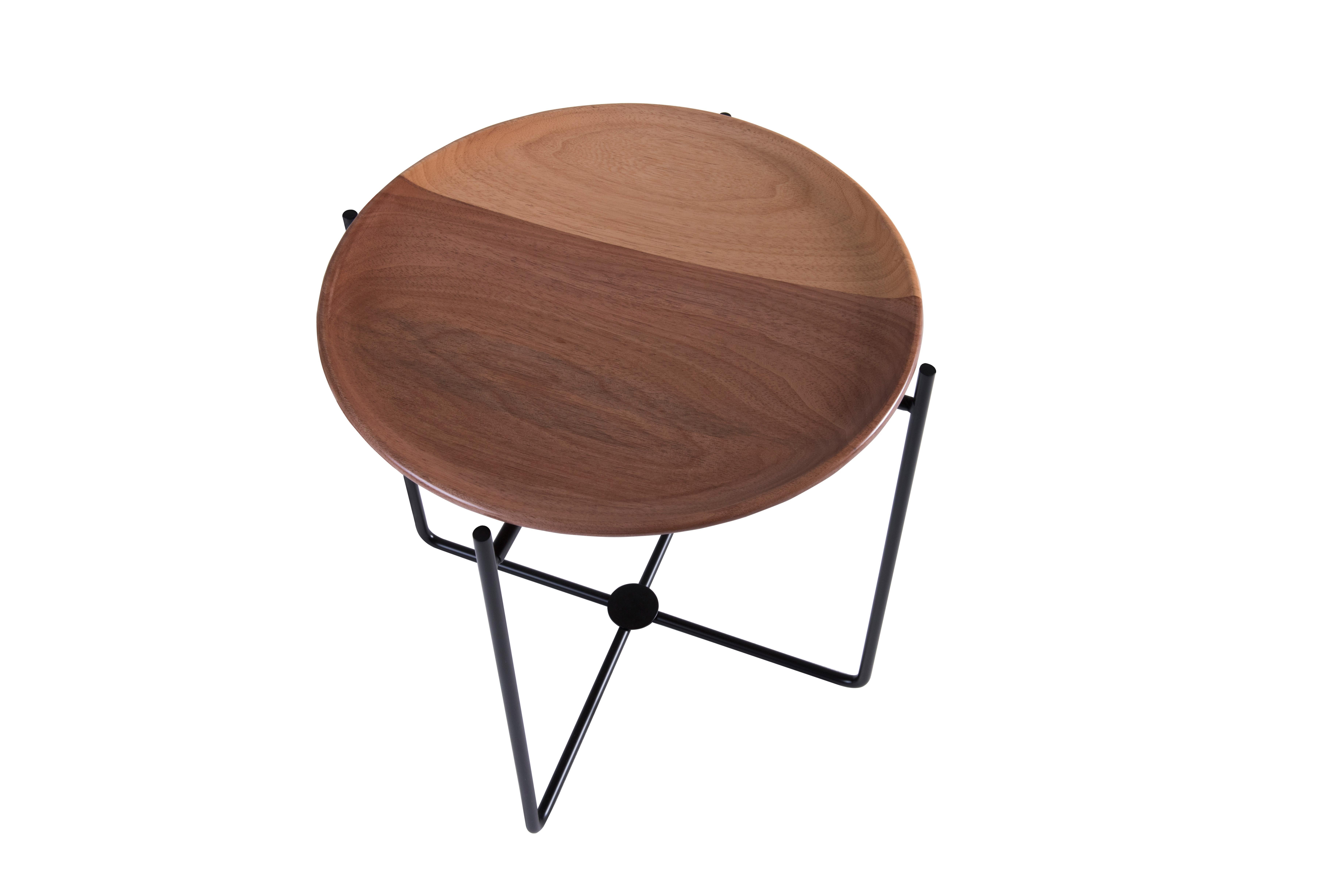The Wood ist ein multifunktionales Stück, es kann als Beistelltisch oder als Sitzhocker verwendet werden.
Die Struktur besteht aus Karbonstahl, der mit Autolack in verschiedenen Farben wie Schwarz, Gold, Rosé und Grau lackiert ist (matte