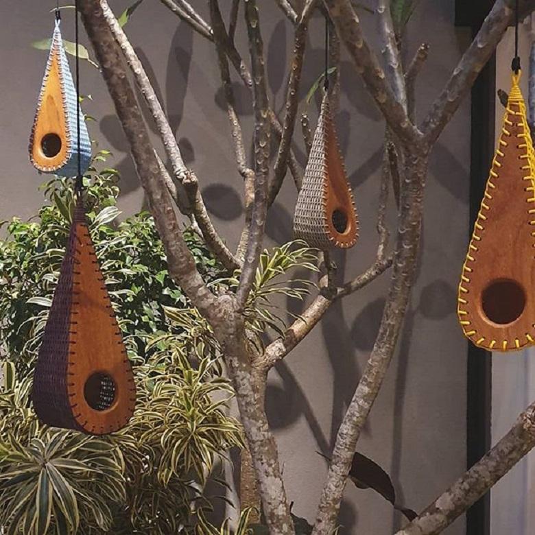 In this first Lattoog project made specifically for birds, it seemed pertinent to take nature as the main source of inspiration. In this case, the shape of a waterdrop was the perfect answer to the proposed use: A hanging birdhouse to be used