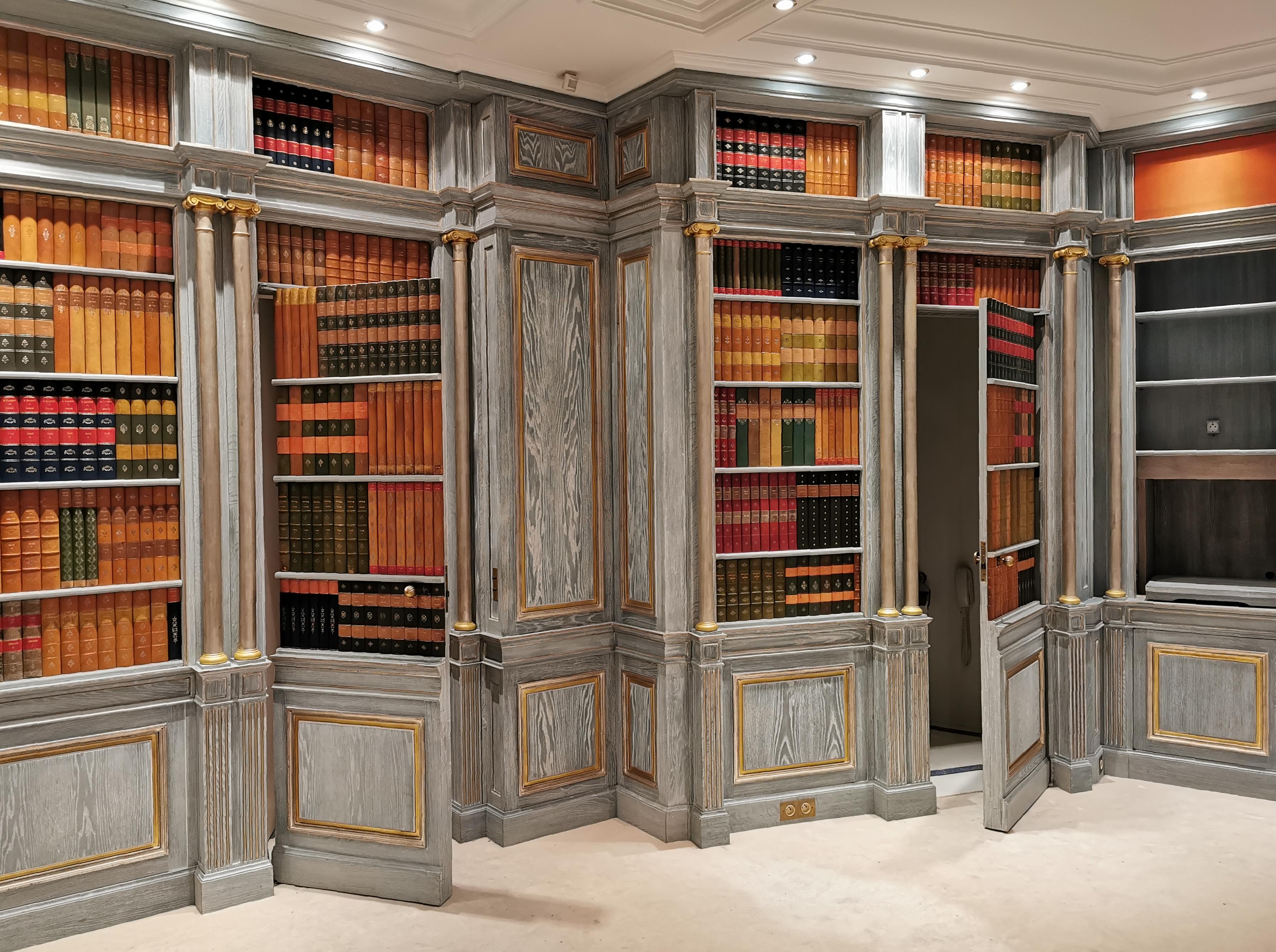 This piece of woodwork was made at the extreme end of the 20th century, around 1985 and comes from a Parisian mansion.
It presents a grey paneled decoration enhanced with gold, composed of empty shelves surmounted by cupboards opening with a leaf,
