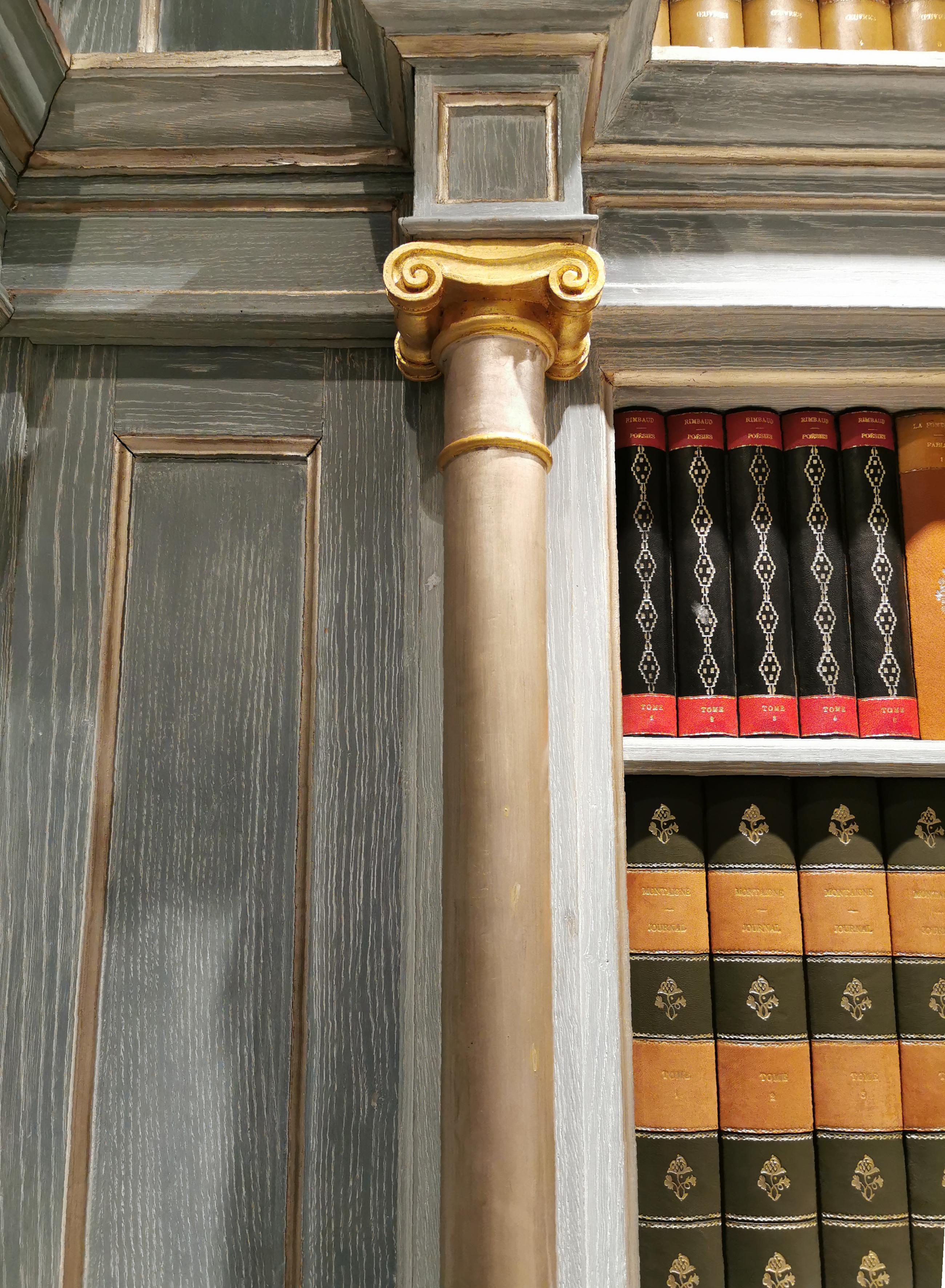 Français Salle à panneaux en bois avec décoration de bibliothèque en trompe-l'œil, fin du 20e siècle en vente