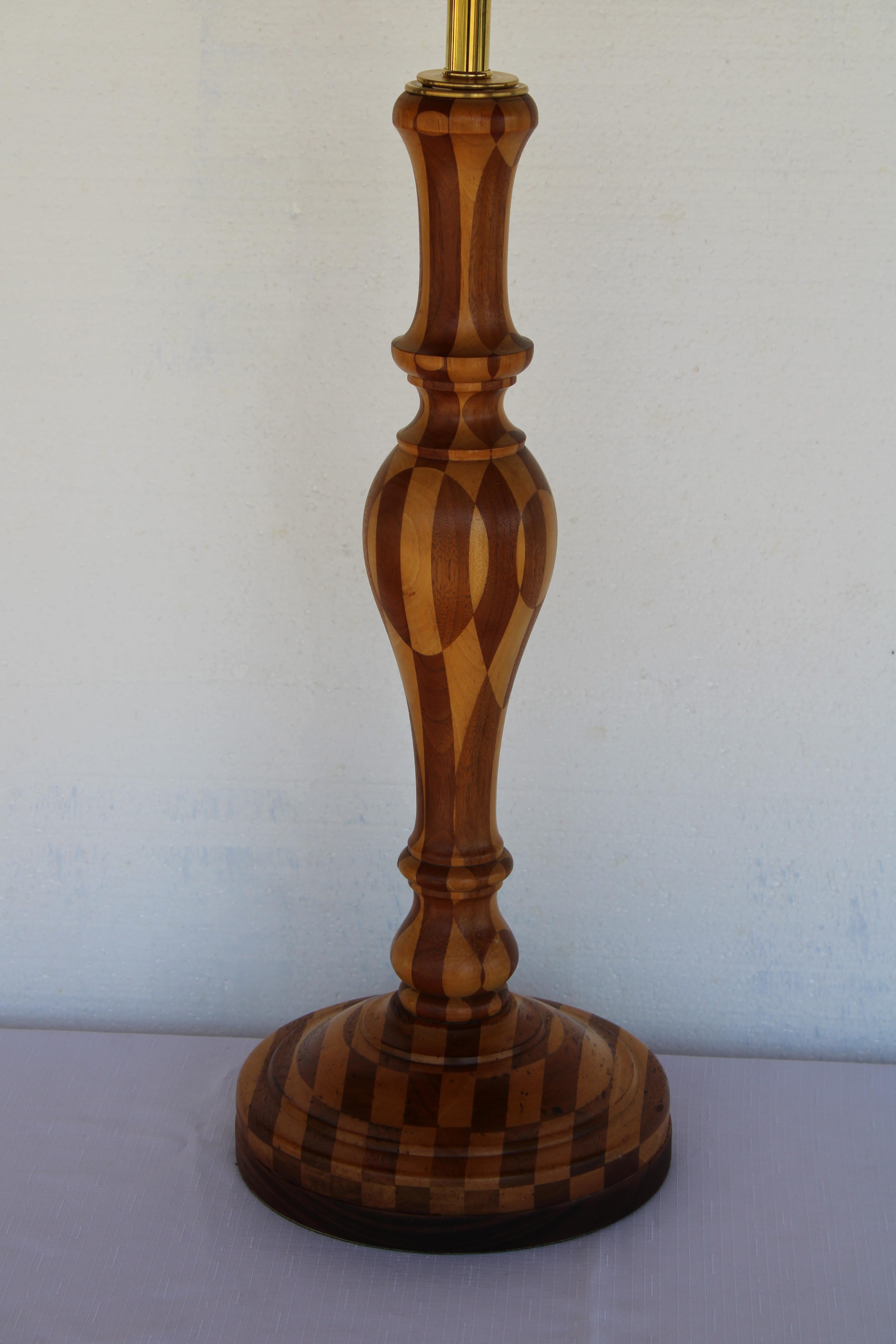 Lampe in dramatischer Form mit Parkettmuster. Lampe messen 23 