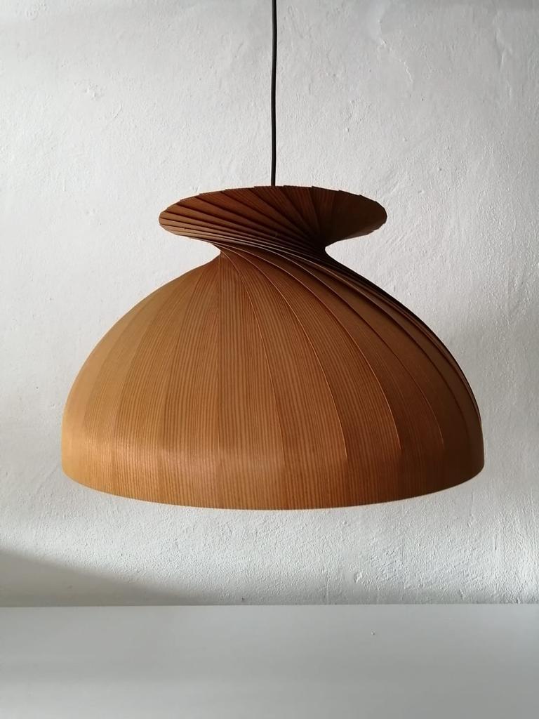 Pendelleuchte aus Kiefernholz von Hans-Agne Jakobsson für AB Ellysett Markaryd:: 1960er Jahre:: Schweden

Mid-Century Modern Skandinavisch Minimalistisches und natürliches Design. 
Hergestellt aus Kiefernholz. 

Die Lampe ist in gutem Zustand. Keine