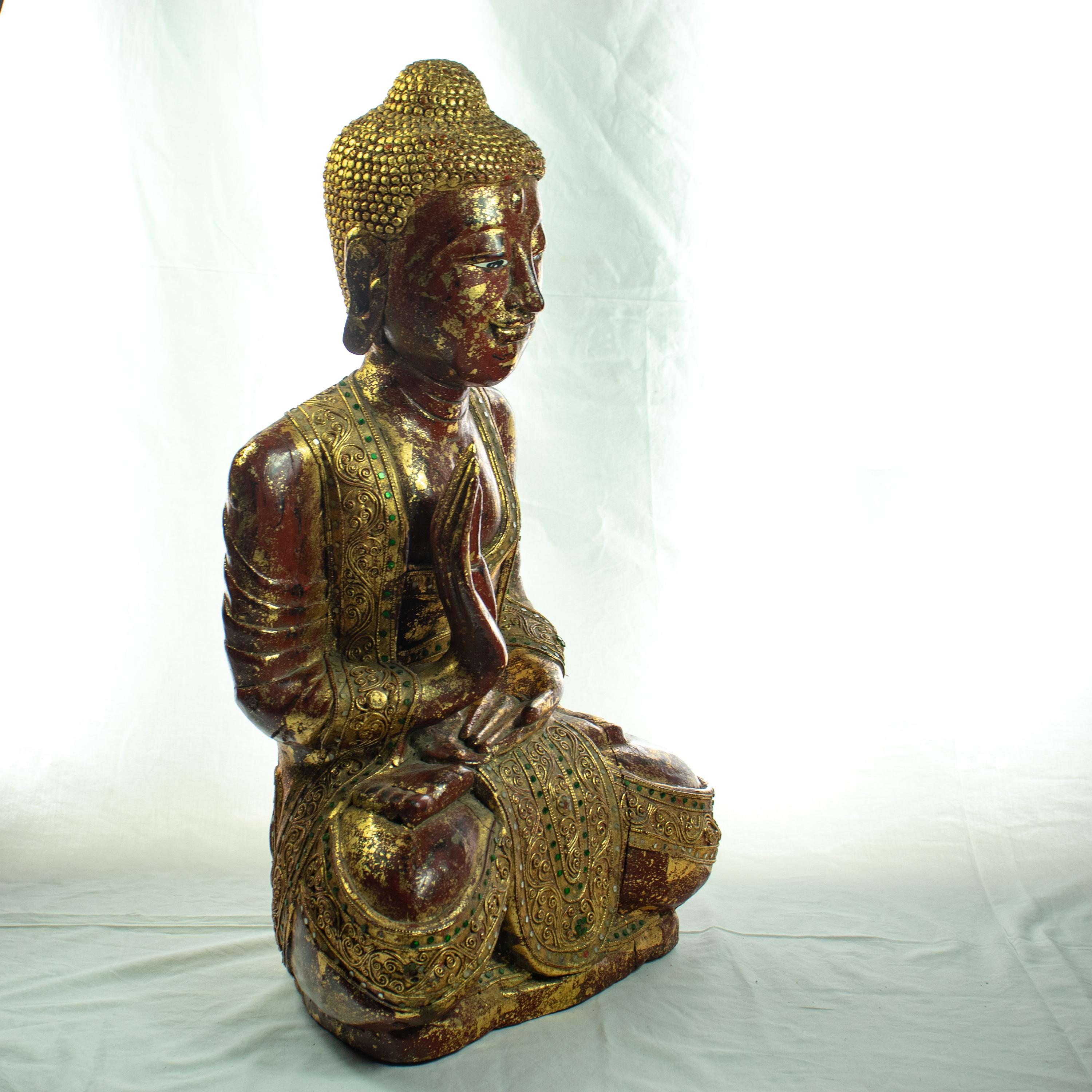 Wood and precious stones Buddha carefully carved to create a perfectly shaped sculpture. Emeralds, rubies and other precious stones full of color and personality. This Buddha is the ´´Medicine Buddha´´, the right hand is held facing downward with