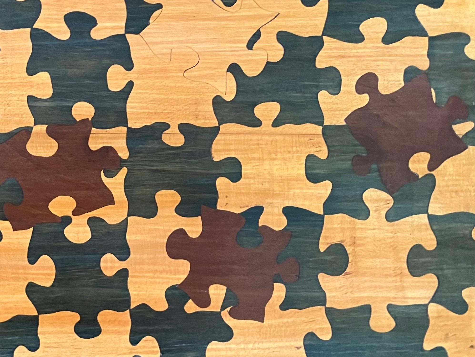 Vassoio con motivo puzzle in Wood. Vassoio con vassoio e sottopentola in legno multicolore tagliato singolarmente, realizzato a mano in pezzi naturali, noce, verdi ed ebanizzati. Italia, 21° secolo.
Dimensioni: 19,75