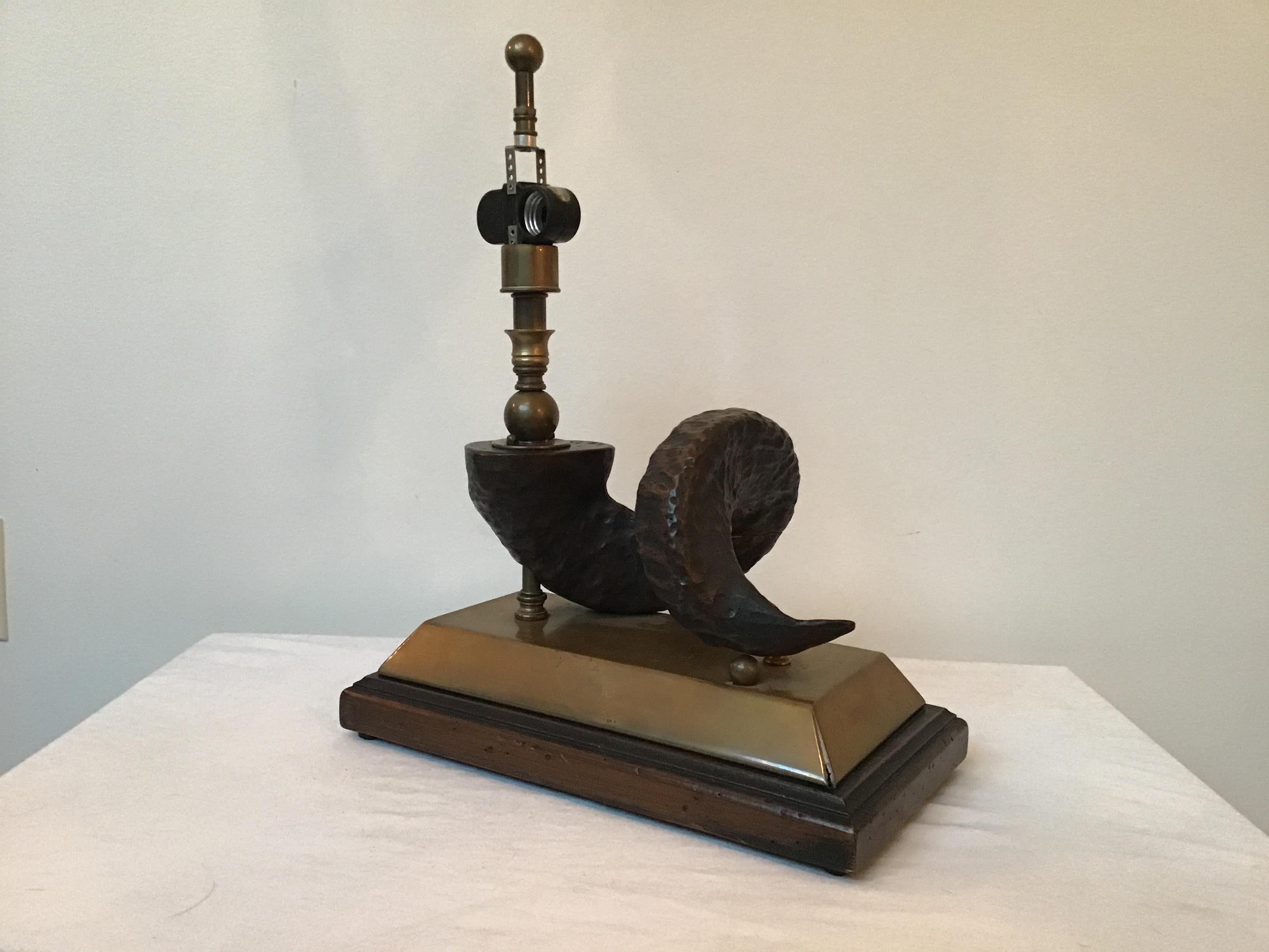 Milieu du XXe siècle Lampe en bois avec corne de bélier sur base en laiton en vente