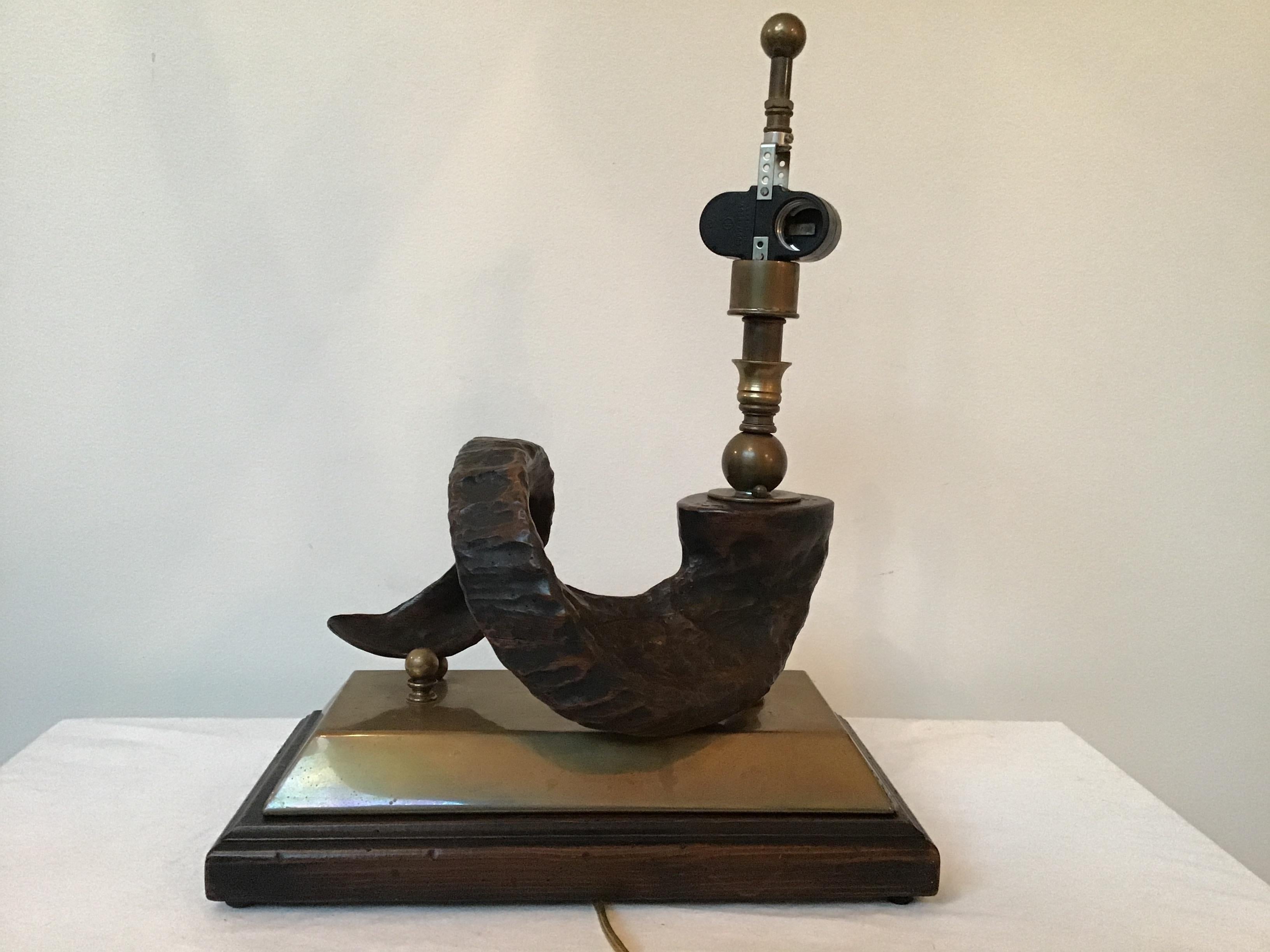 Wood Ram Horn on Brass Base Lamp In Good Condition For Sale In Tarrytown, NY