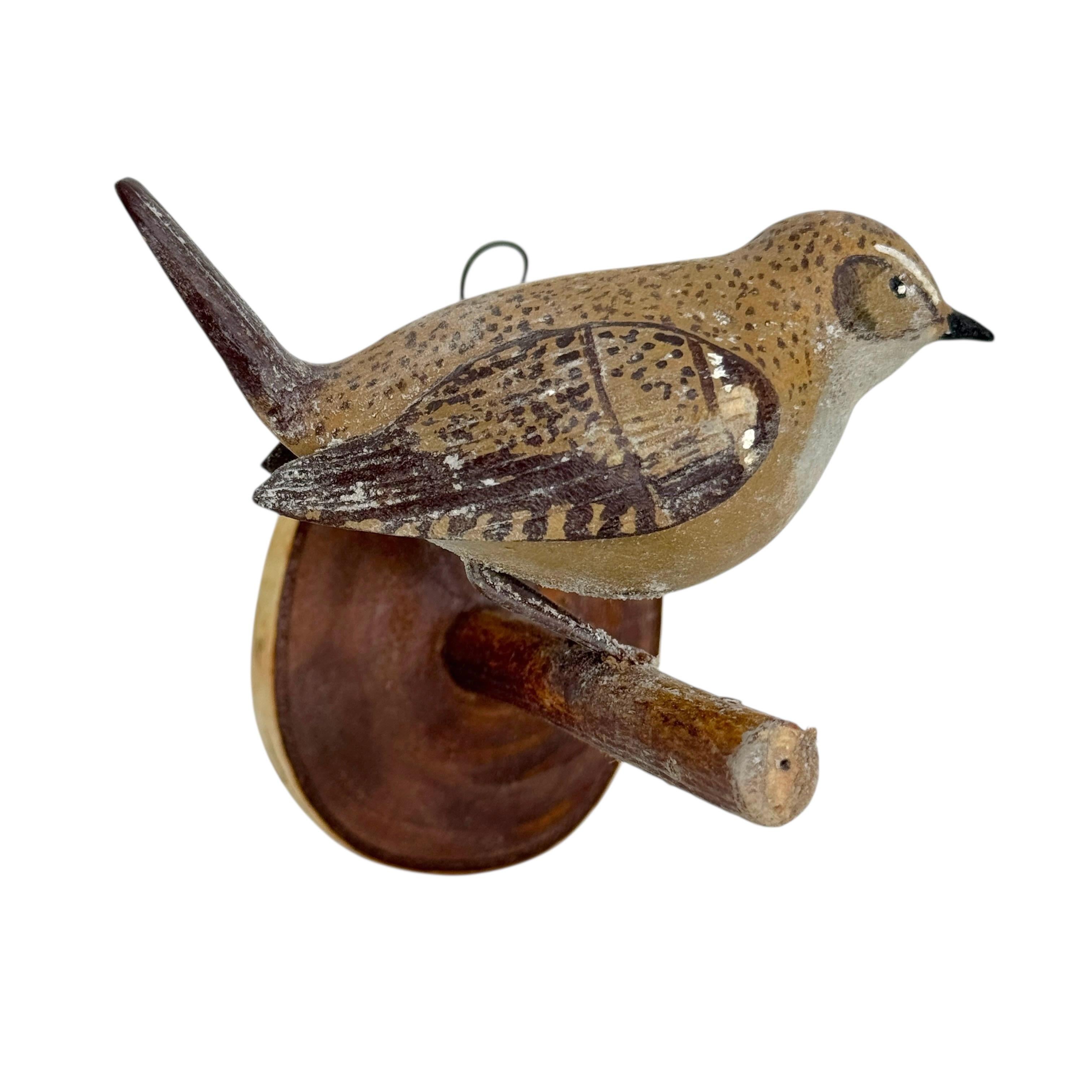 Precioso pájaro austriaco del siglo XX, tallado en madera, montado sobre un soporte para colgar. La tradición de estos pájaros en Austria, llamados 