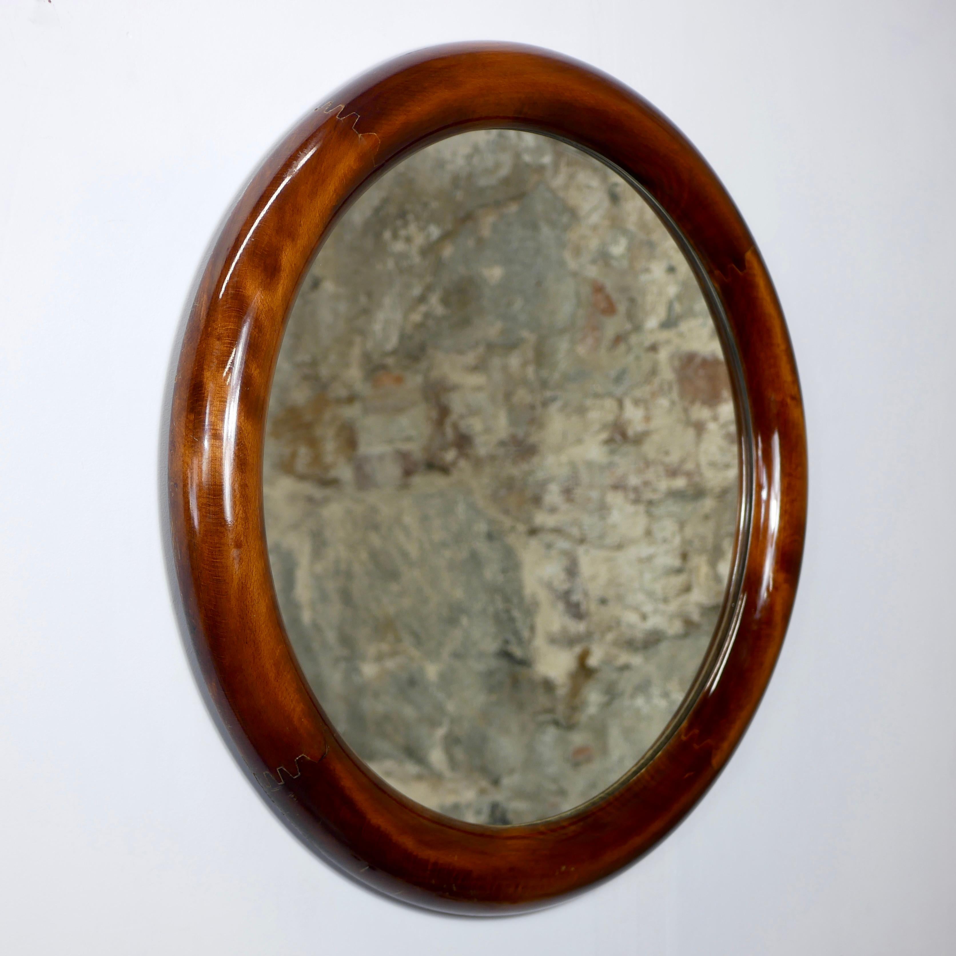 Elegante espejo redondo de Italia, años 60.
Madera barnizada, bonitos detalles de carpintería.
Buen estado general, barniz desconchado en los bordes, bastante discreto.
