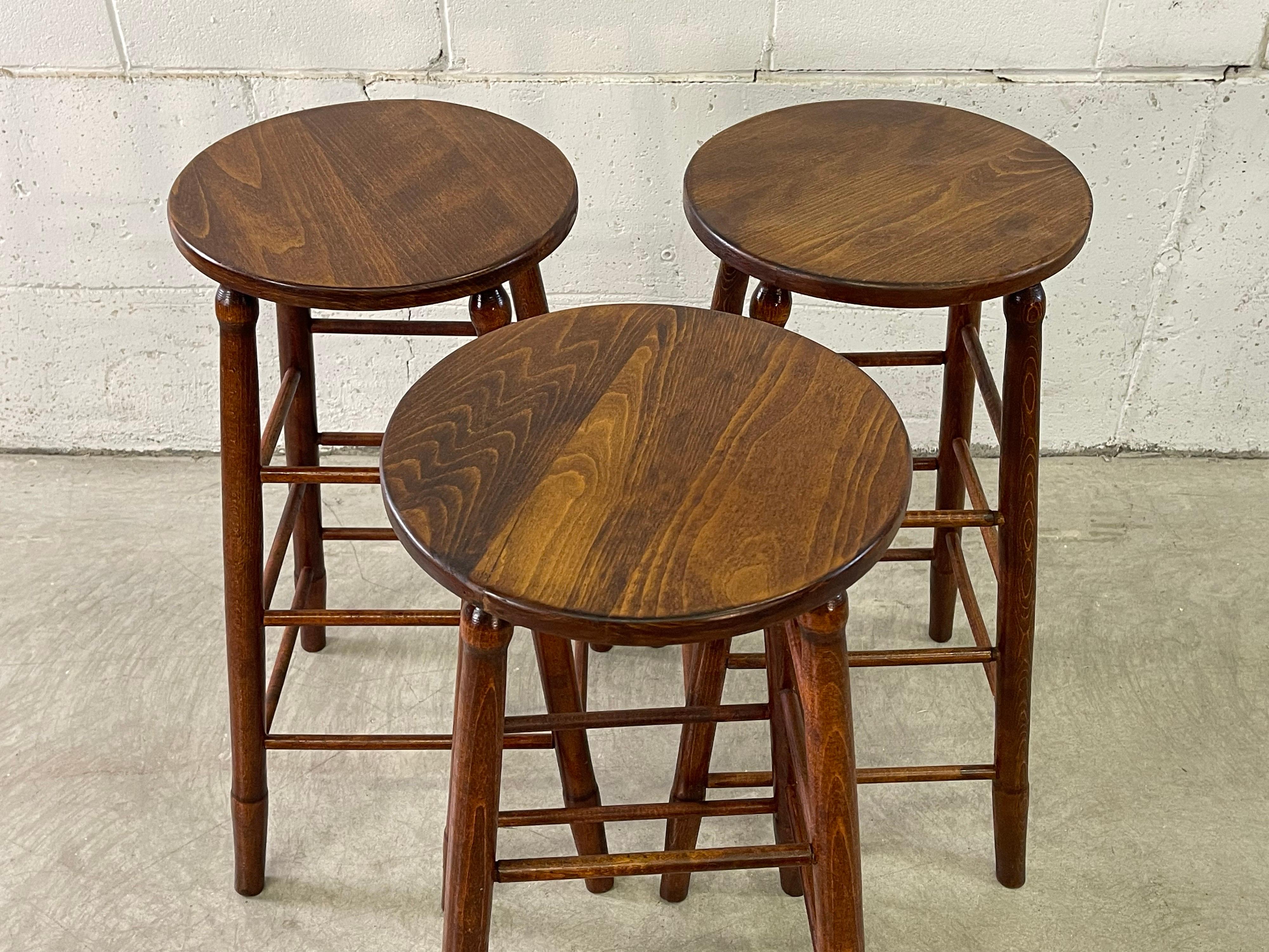 Hocker mit runder Platte aus Holz:: 3er-Set (Moderne der Mitte des Jahrhunderts)