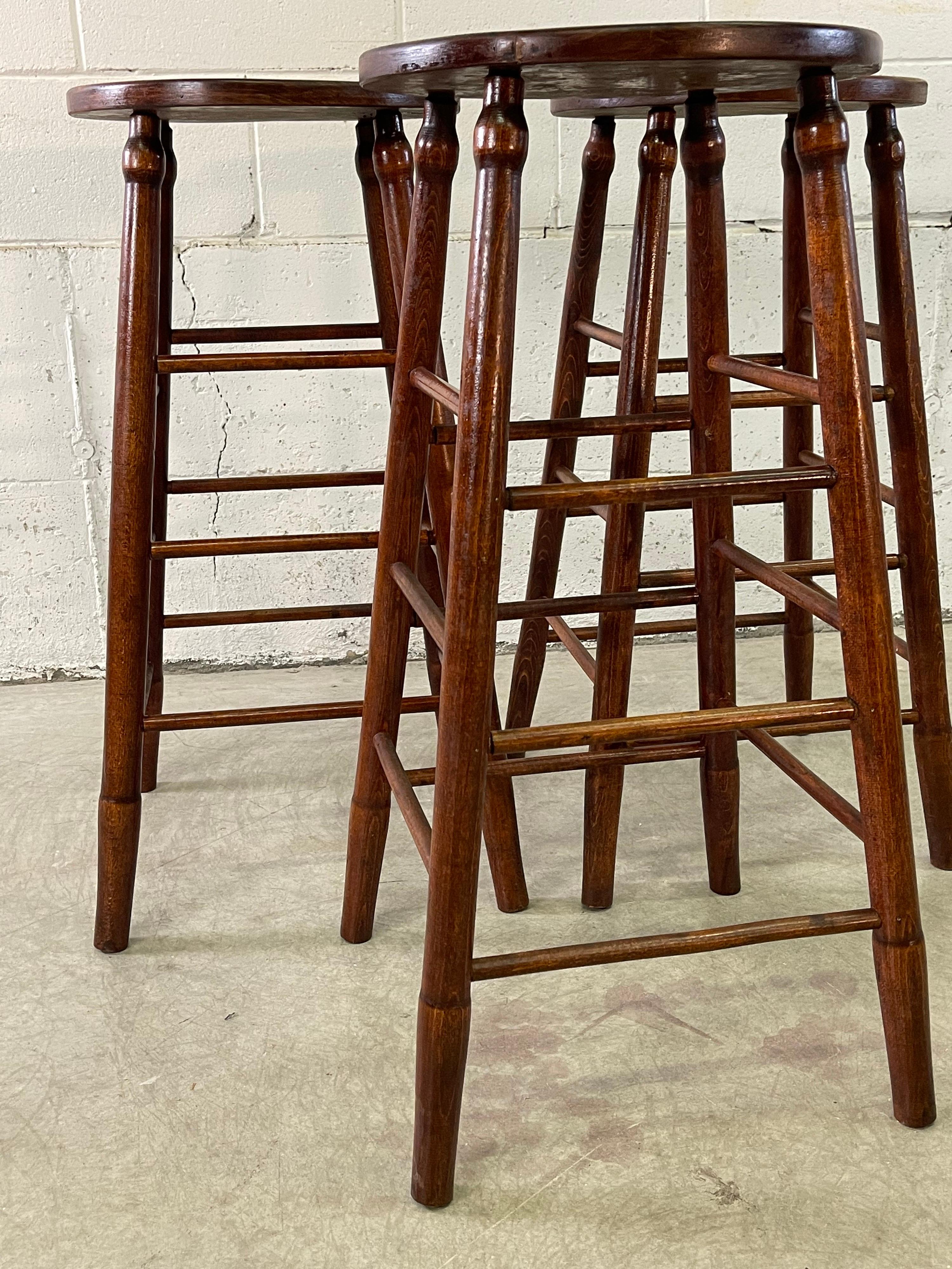 Hocker mit runder Platte aus Holz:: 3er-Set (amerikanisch)