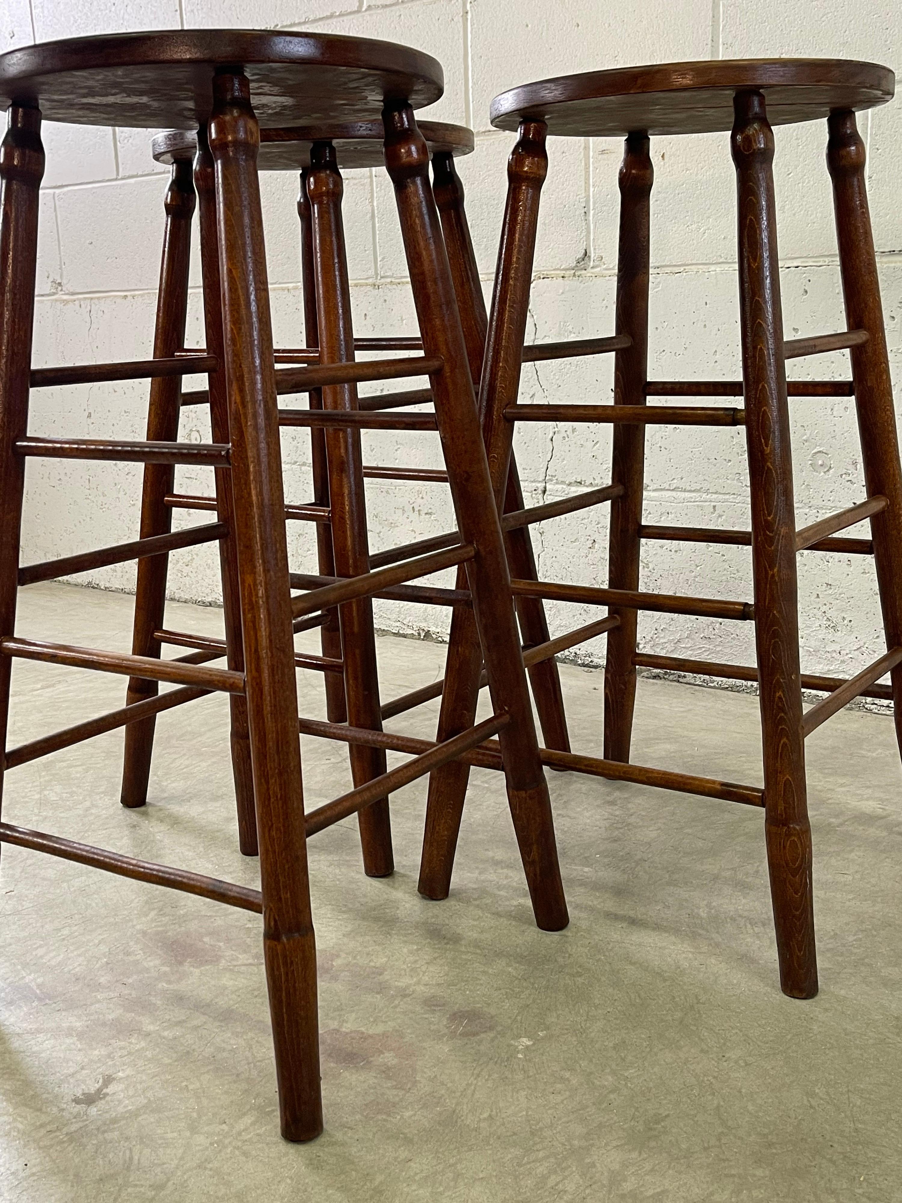 Hocker mit runder Platte aus Holz:: 3er-Set im Zustand „Gut“ in Amherst, NH