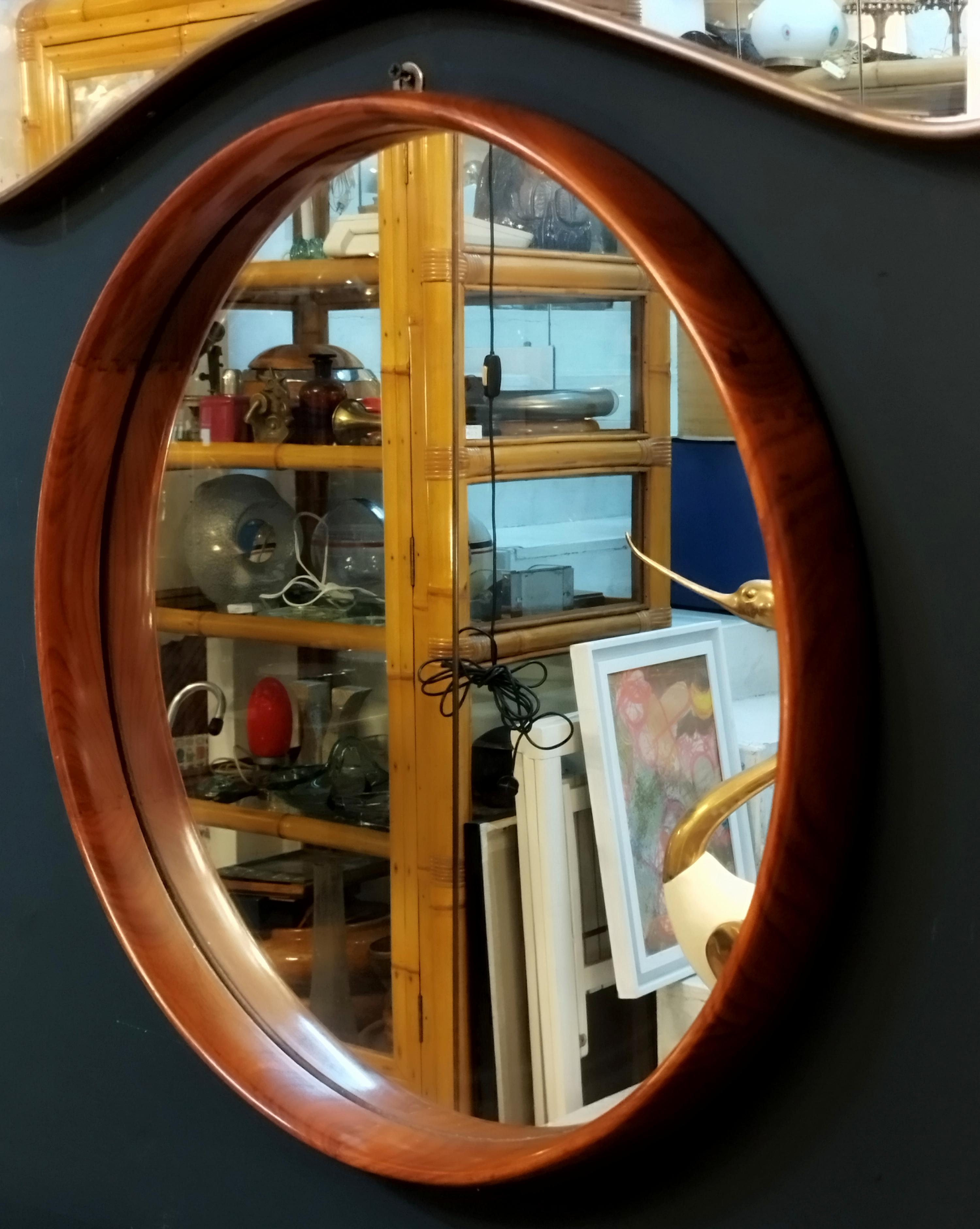 Incredible mid-century teak wall mirror.
The frame is made from several pieces of wood that have been woven together, creating a beautiful variety of colours and textures.
In excellent condition, this piece is an excellent decorative element for a