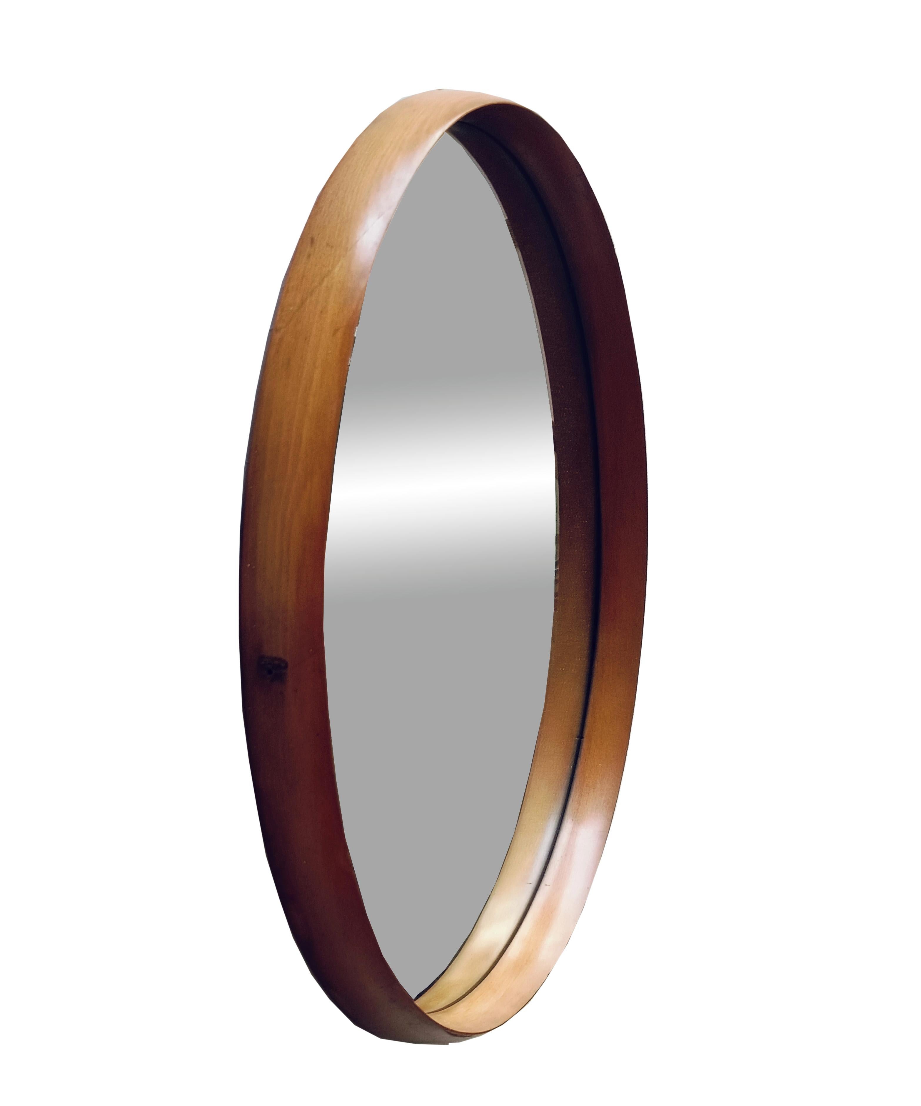 Incredible mid-century teak wall mirror.In excellent condition, this piece is an excellent decorative element for a mid-century living room, adding elegance and depth.
