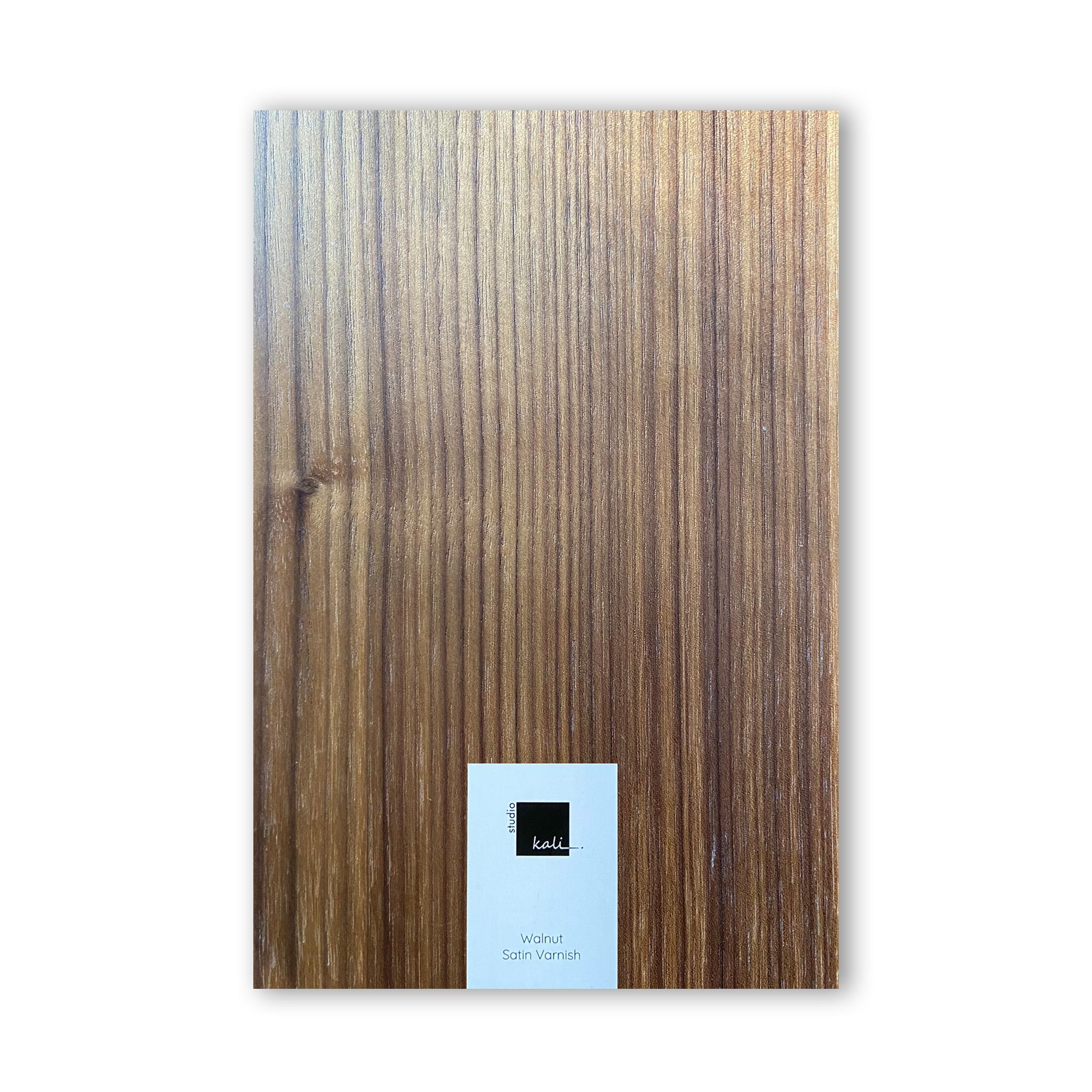 Un singolo campione di legno duro a tua scelta. 
(Scelte: Rovere con vernice opaca, Rovere con vernice satinata, Oak oliato, Noce con vernice opaca, Noce con vernice satinata, Noce oliato) 
