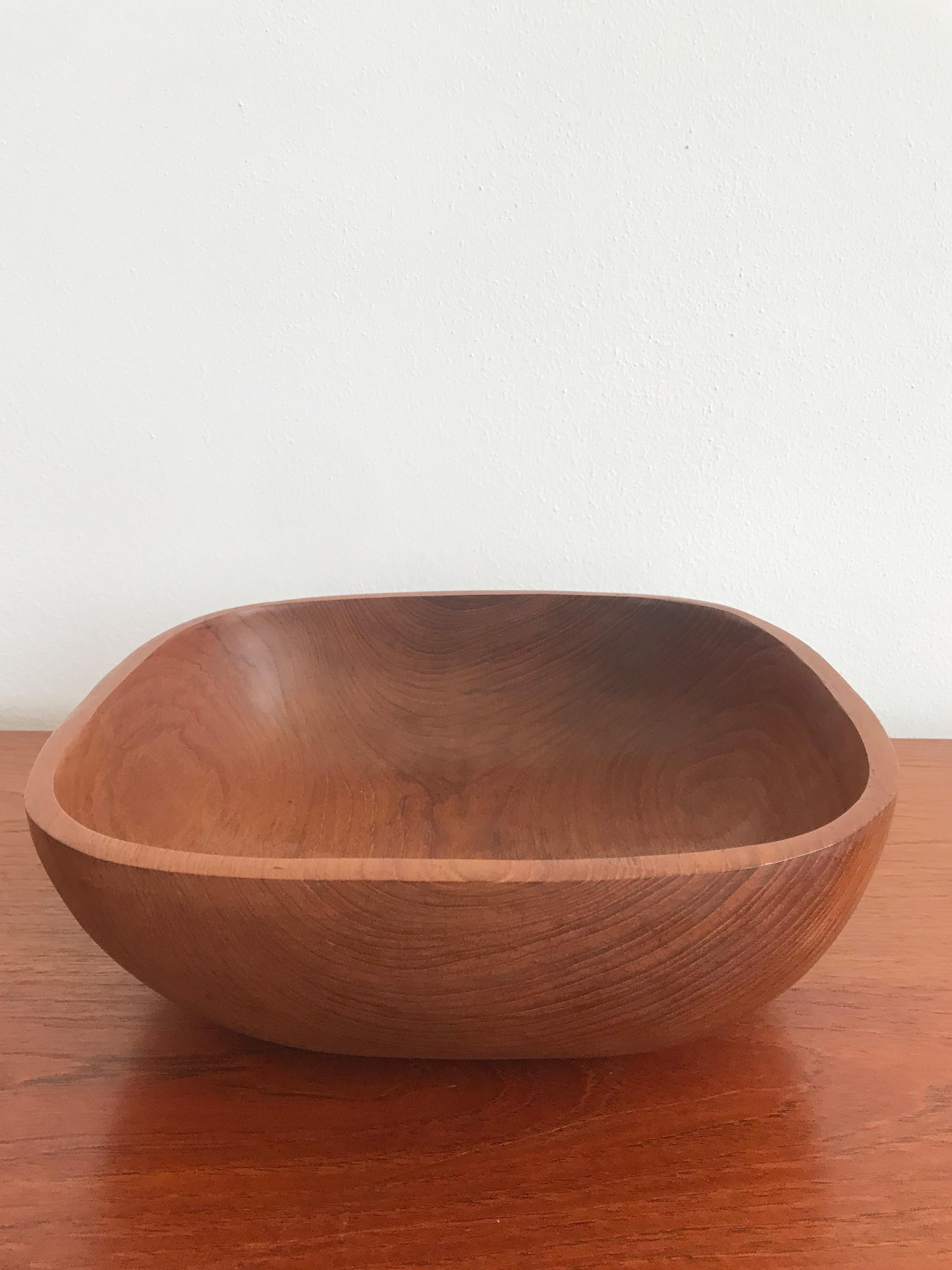 Midcentury moderrn design scandinavian teak wood bowl centerpiece, Denmark 1960s

Please note that the item is original of the period and this shows normal signs of age and use.