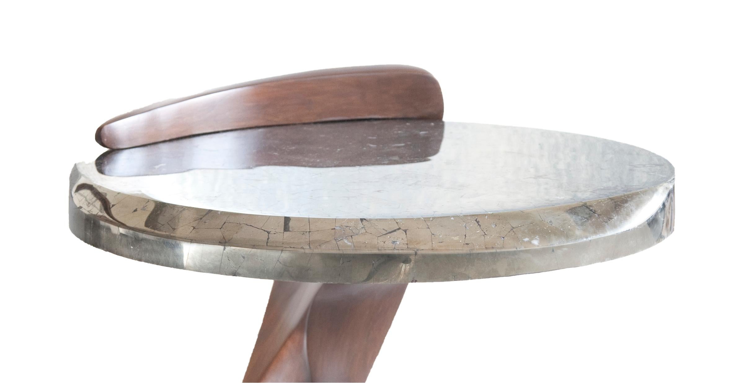 Sculpté à la main Table sculptée en bois avec plateau en pyrite inspirée par Zaha Hadid en vente