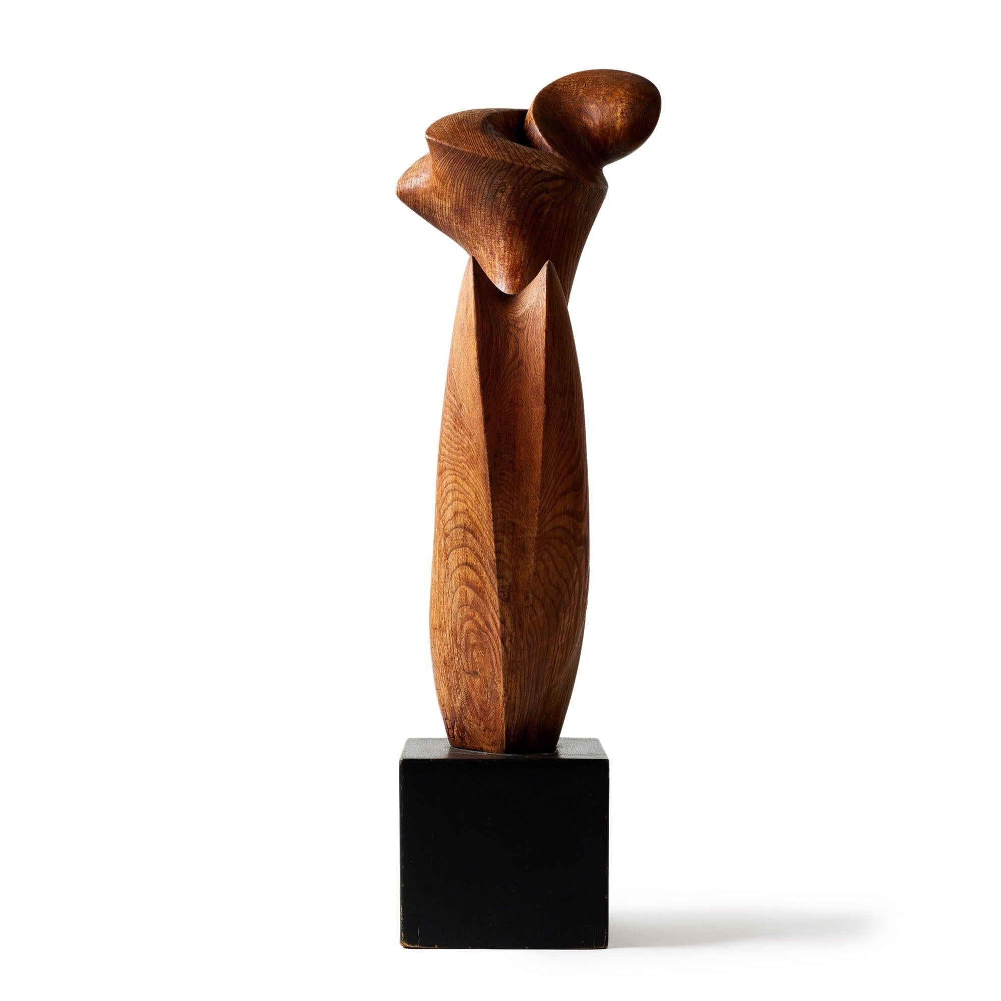Escultura de madera firmada.