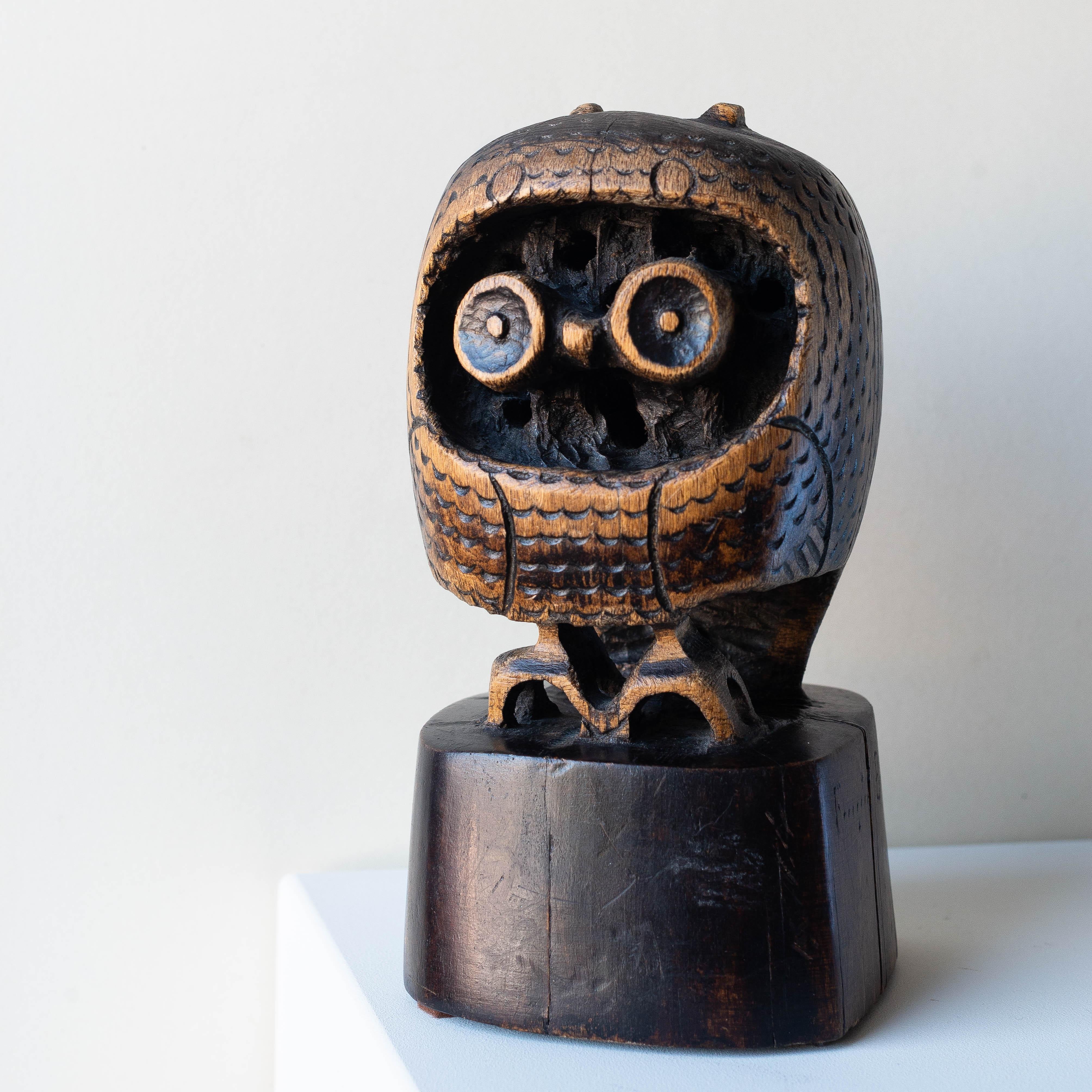 Escultura antropomorfa, Búho de madera tallado a mano, Francia Años 70 en venta 2