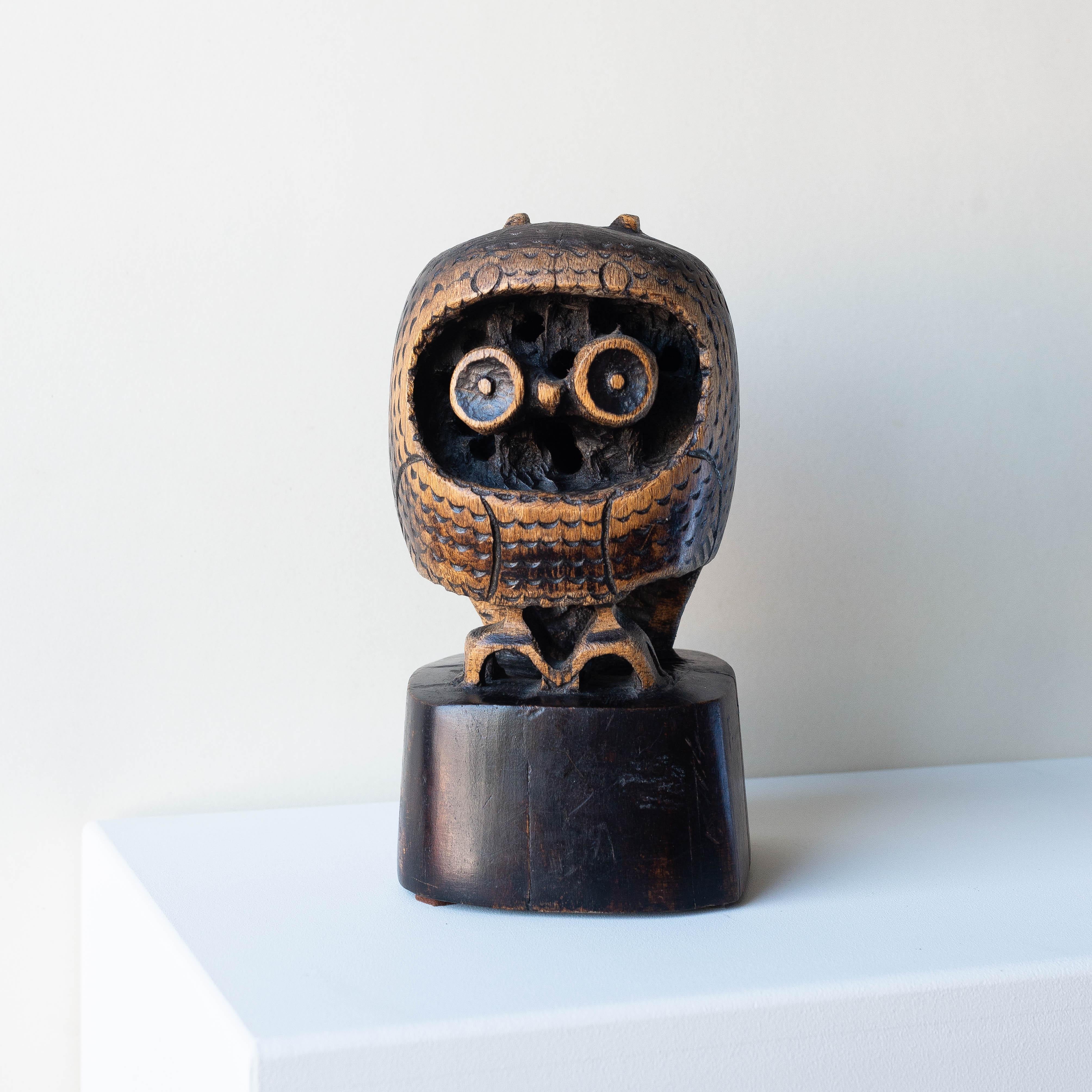 Escultura antropomorfa, Búho de madera tallado a mano, Francia Años 70.

La escultura fue realizada por el artista francés François Blanquet. 

Esta escultura de búho, creada en la década de 1950, está tallada en una vieja viga de roble. 

La