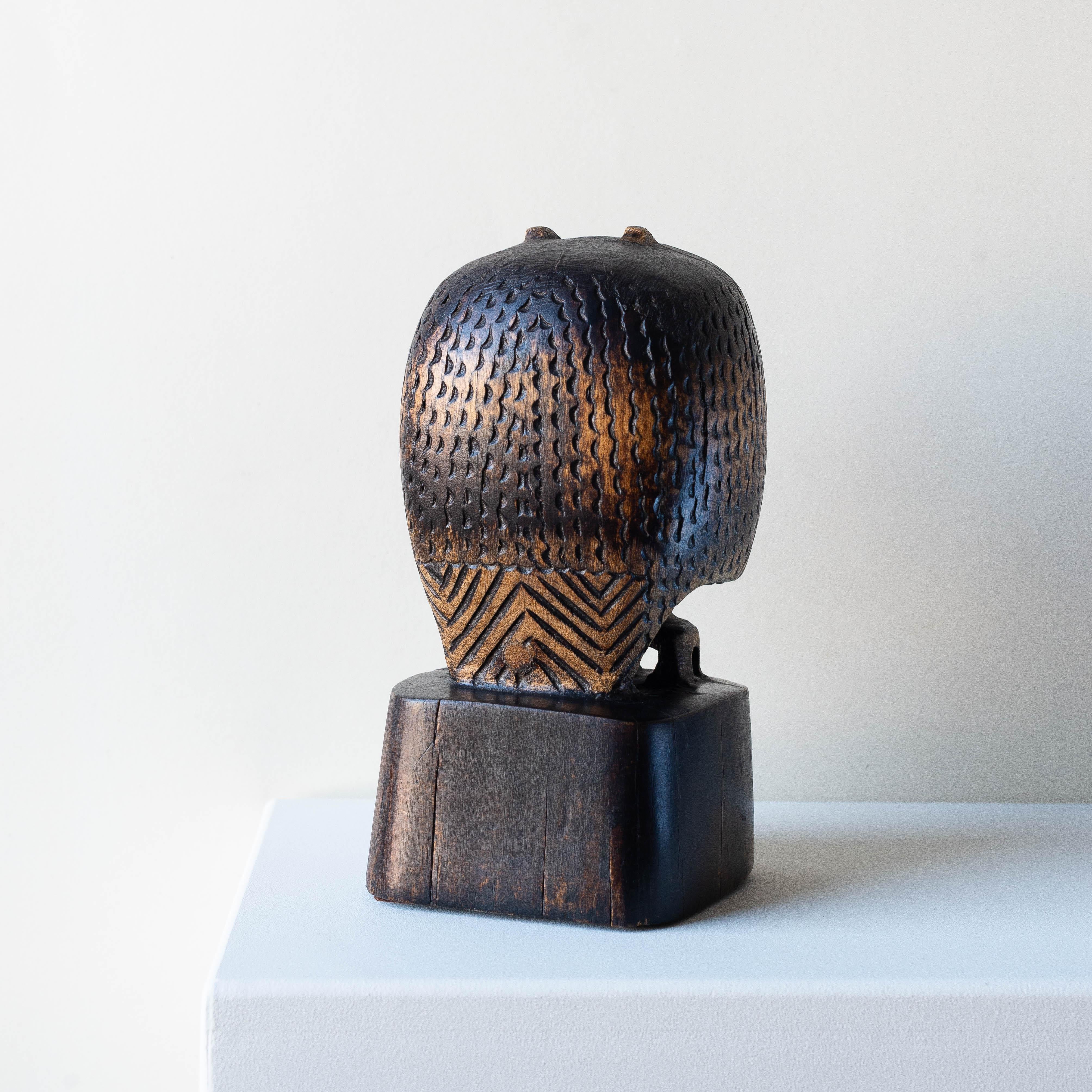 Escultura antropomorfa, Búho de madera tallado a mano, Francia Años 70 siglo XX en venta