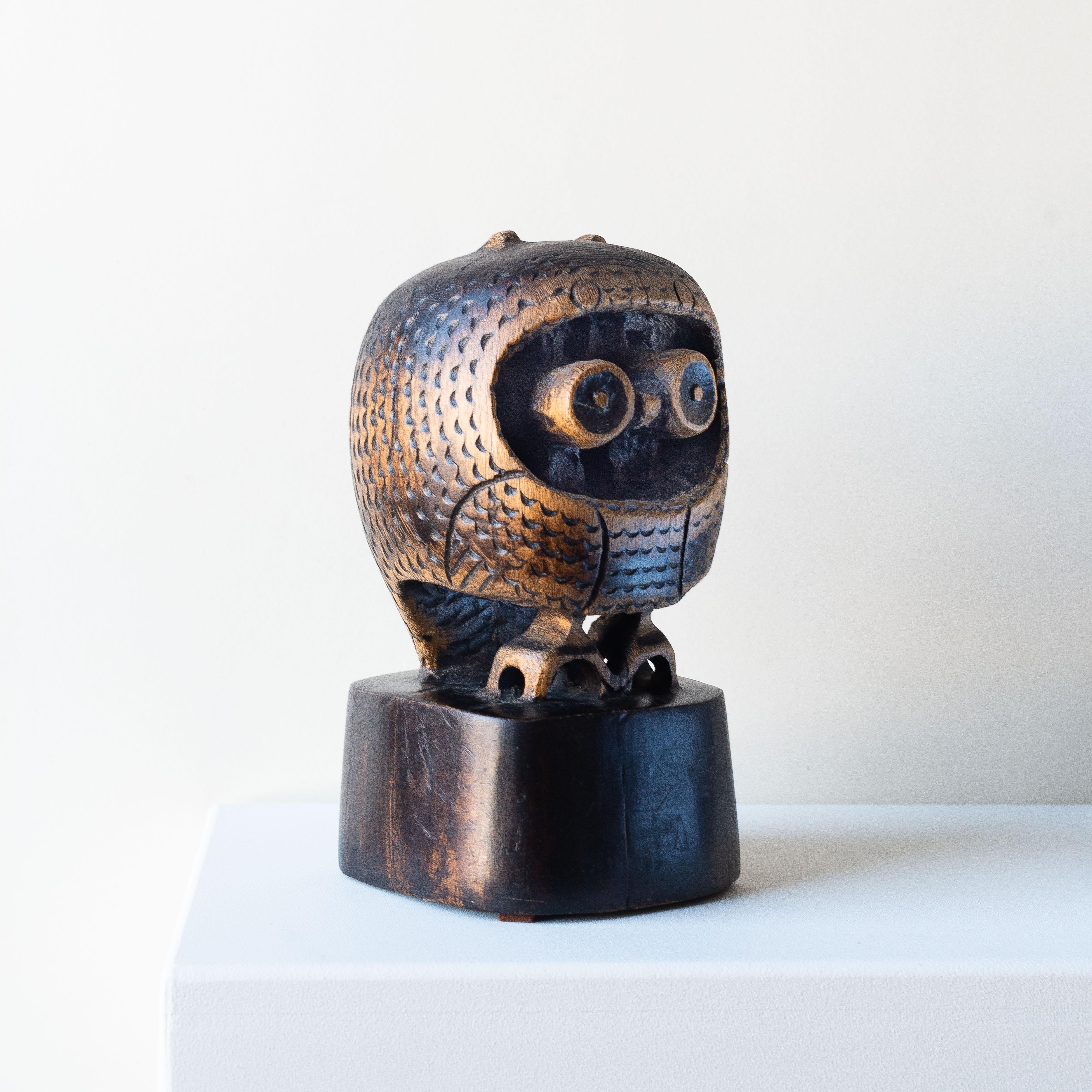 Escultura antropomorfa, Búho de madera tallado a mano, Francia Años 70 Madera en venta