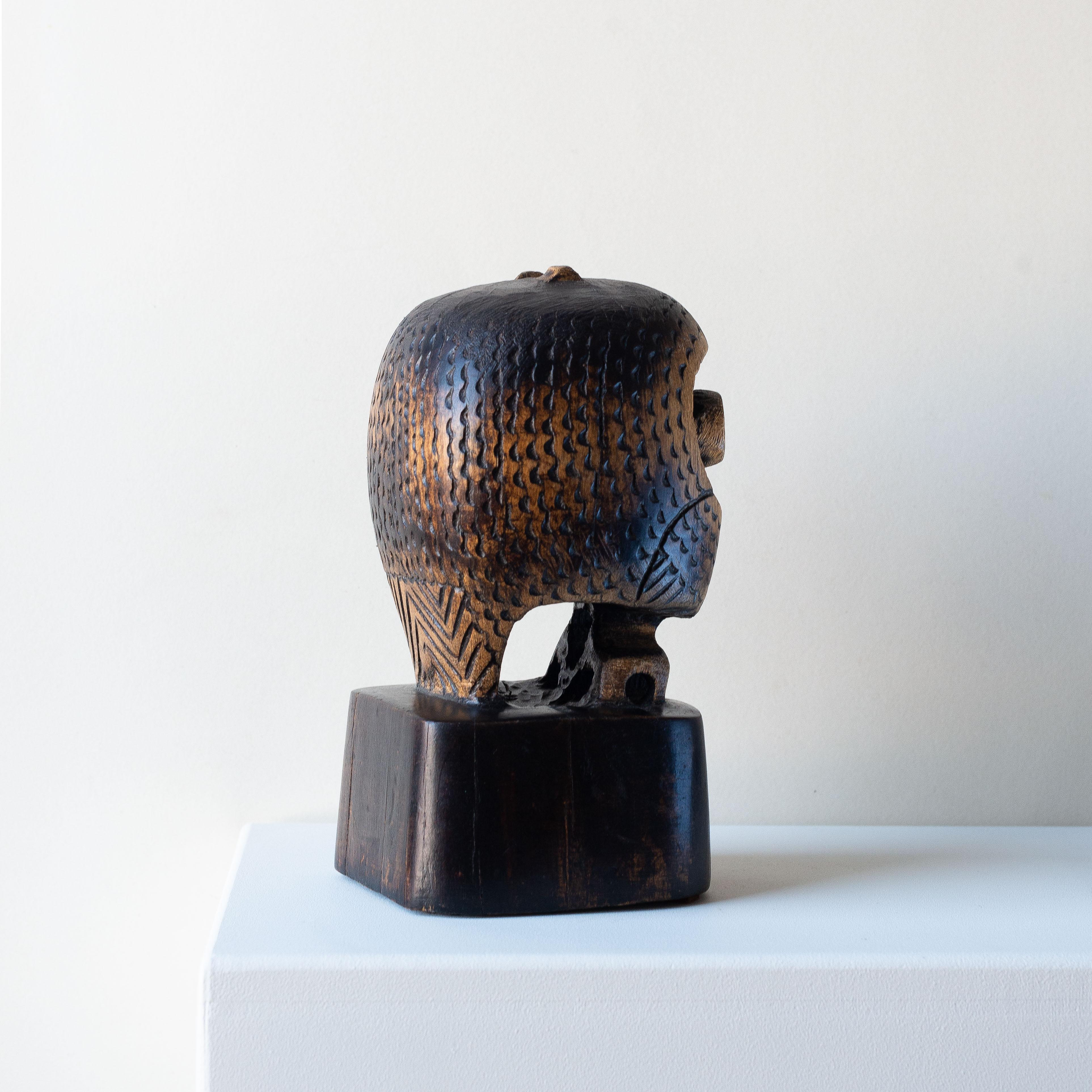 Escultura antropomorfa, Búho de madera tallado a mano, Francia Años 70 en venta 1