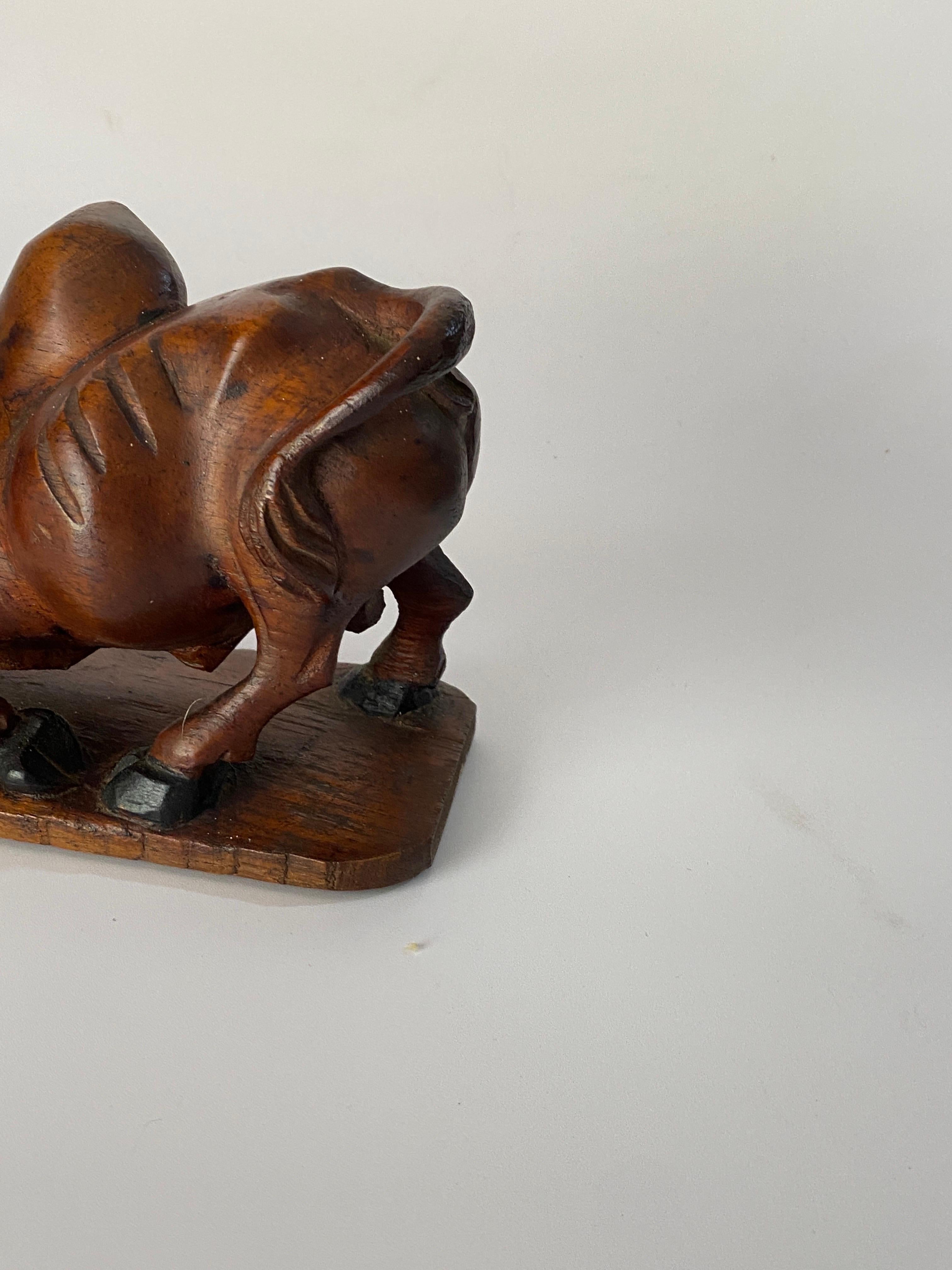 Sculpture en bois représentant un crocodile et un taureau en train de se battre. L'article est en bois, avec une ancienne patine, de couleur brune. Il a été fabriqué en France vers 1930.