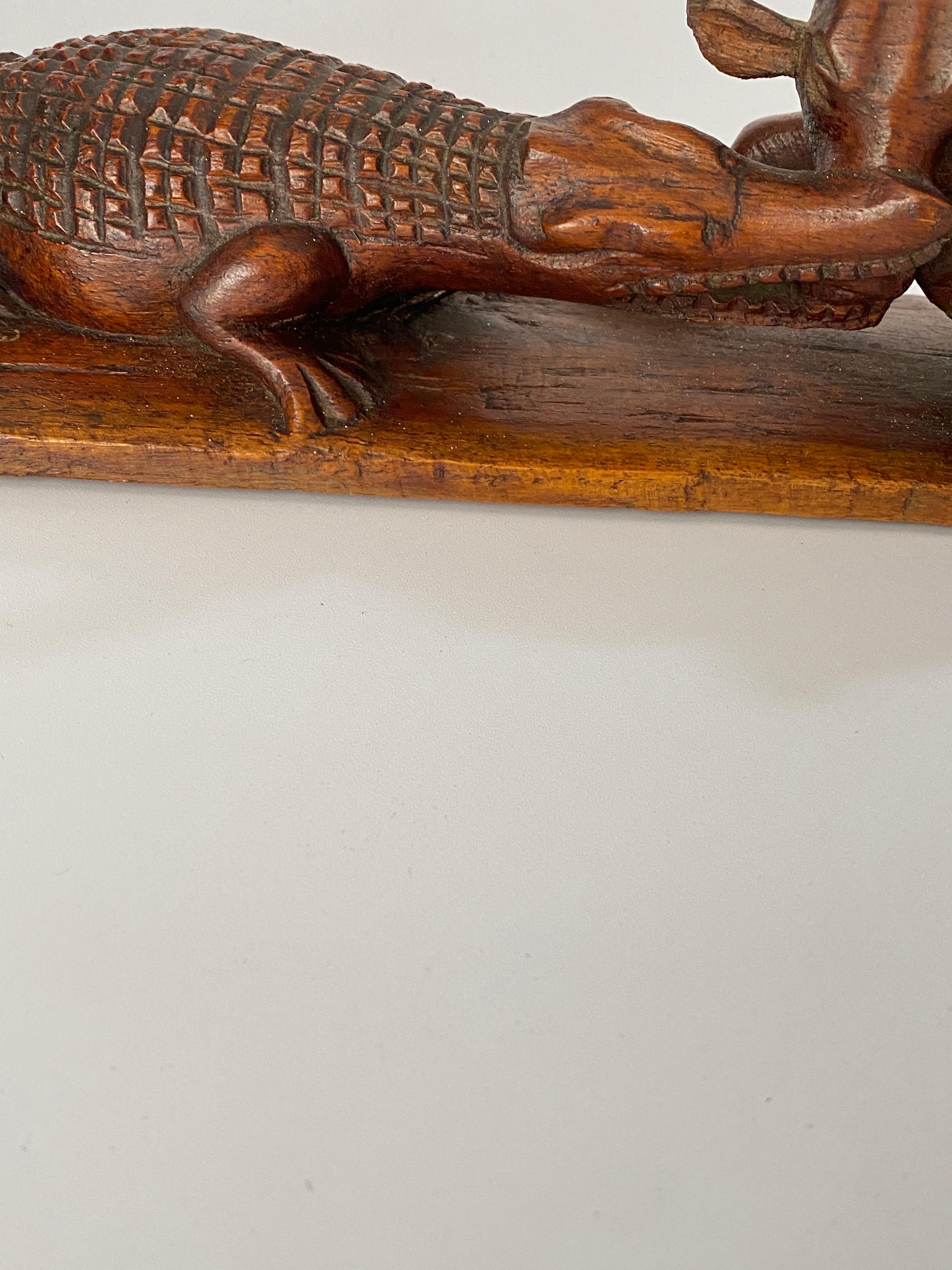 Milieu du XXe siècle Sculpture en bois représentant un crocodile et un taureau combattant le taureau, France 1930 en vente