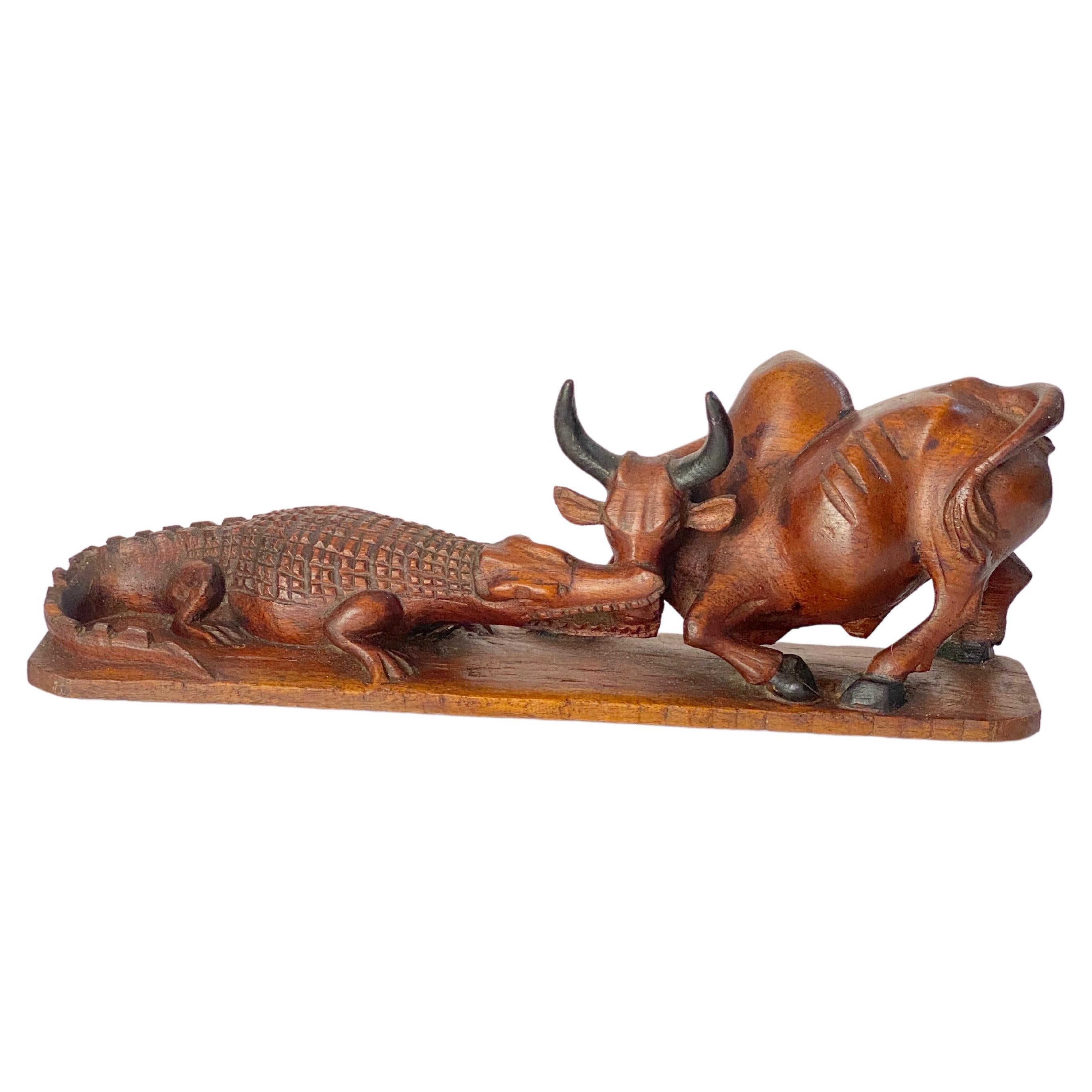 Sculpture en bois représentant un crocodile et un taureau combattant le taureau, France 1930 en vente