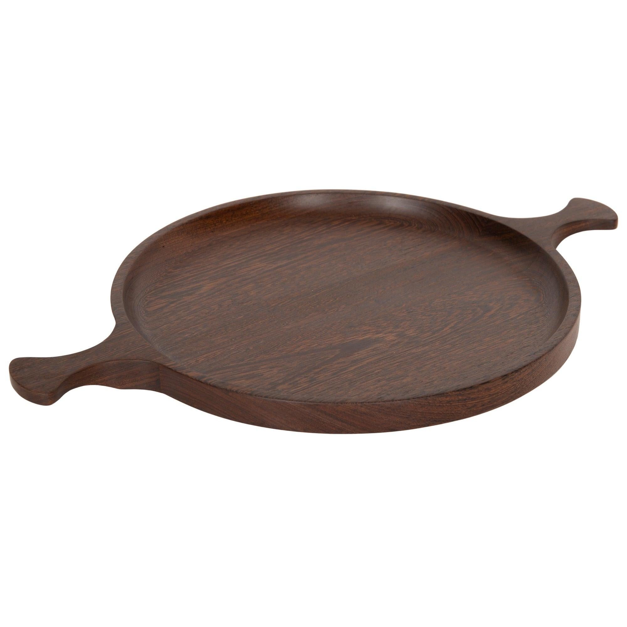 Ein Serviertablett aus Wengeholz mit Griffen.