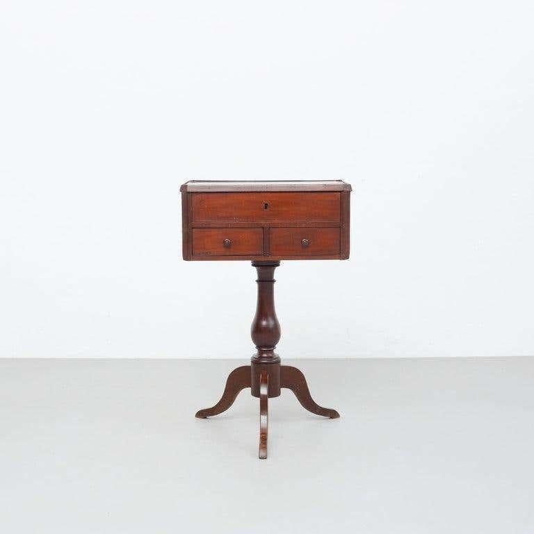 Table de couture d'un fabricant anglais inconnu, vers 1800.    En état d'origine, avec une usure mineure conforme à l'âge et à l'utilisation, préservant une belle patine.    Matériaux :  Bois    Dimensions :  P 45 cm x L 50 cm x H 78 cm.