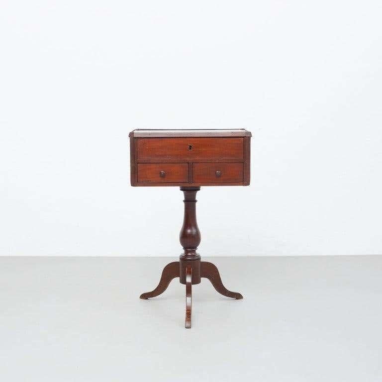 Sewing table by unknown manufacturer from England, circa 1800.

In original condition, with minor wear consistent with age and use, preserving a beautiful patina.

Materials:
Wood

Dimensions:
D 45 cm x W 50 cm x H 78 cm.