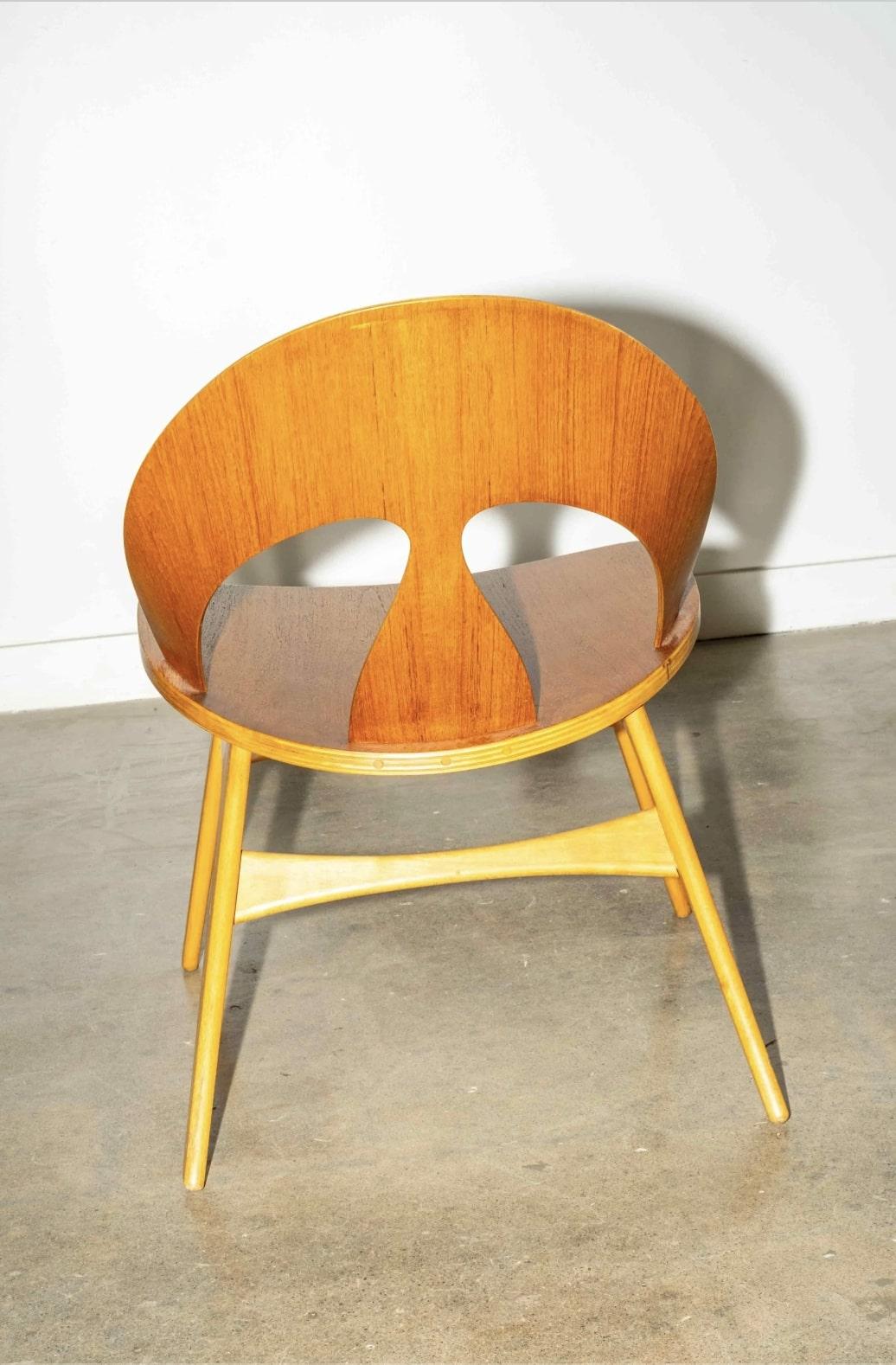 Questa sedia in compensato stampato è uno dei pezzi più noti del designer danese Børge Mogensen (1914 - 1972). Progettato nel 1949, ha uno schienale ovale con ritagli simmetrici che creano un gioco di curve. Comoda da sedersi, è una sedia che