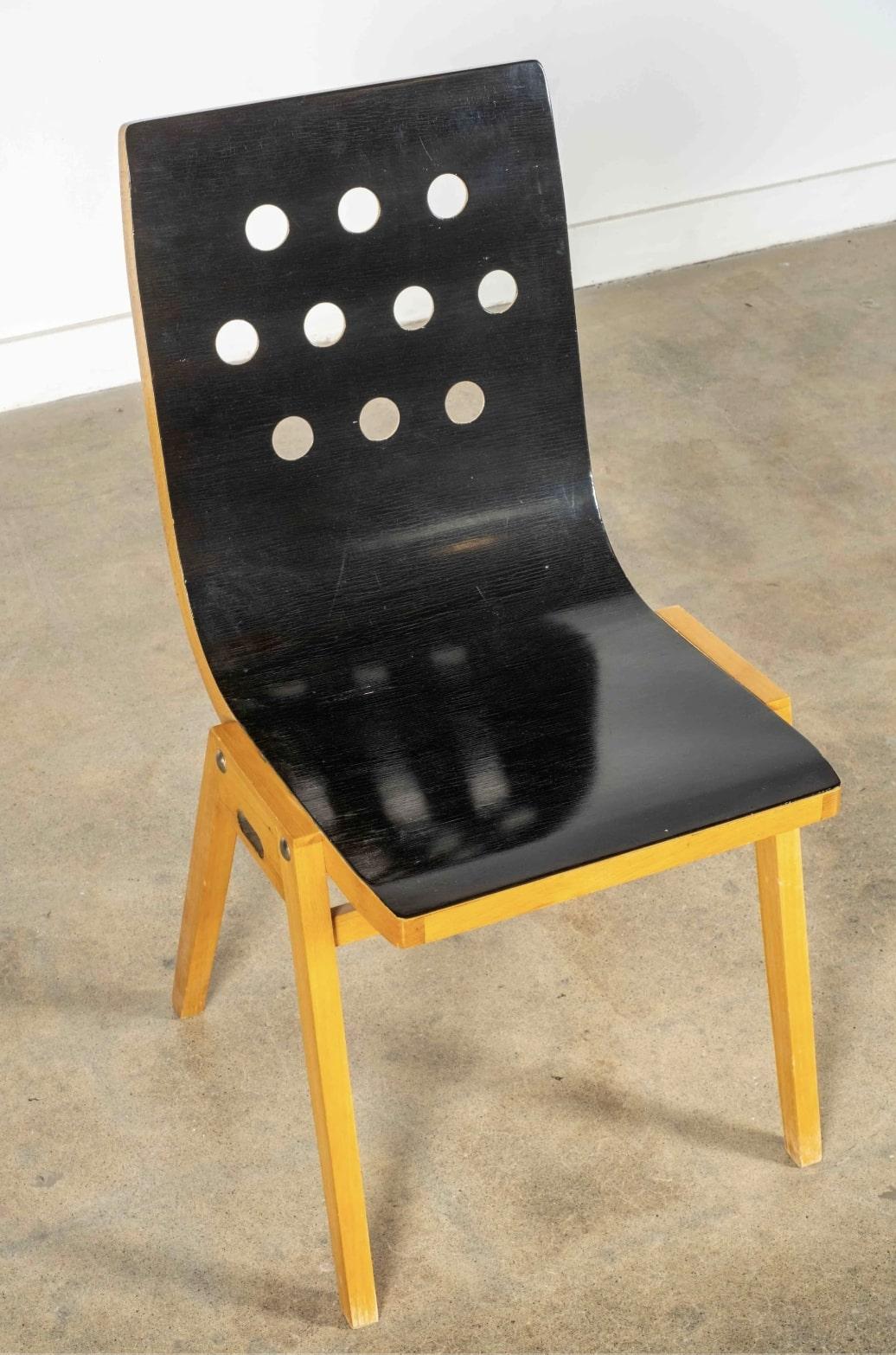 Wood Side Chair mit perforierter Rückenlehne (Postmoderne) im Angebot