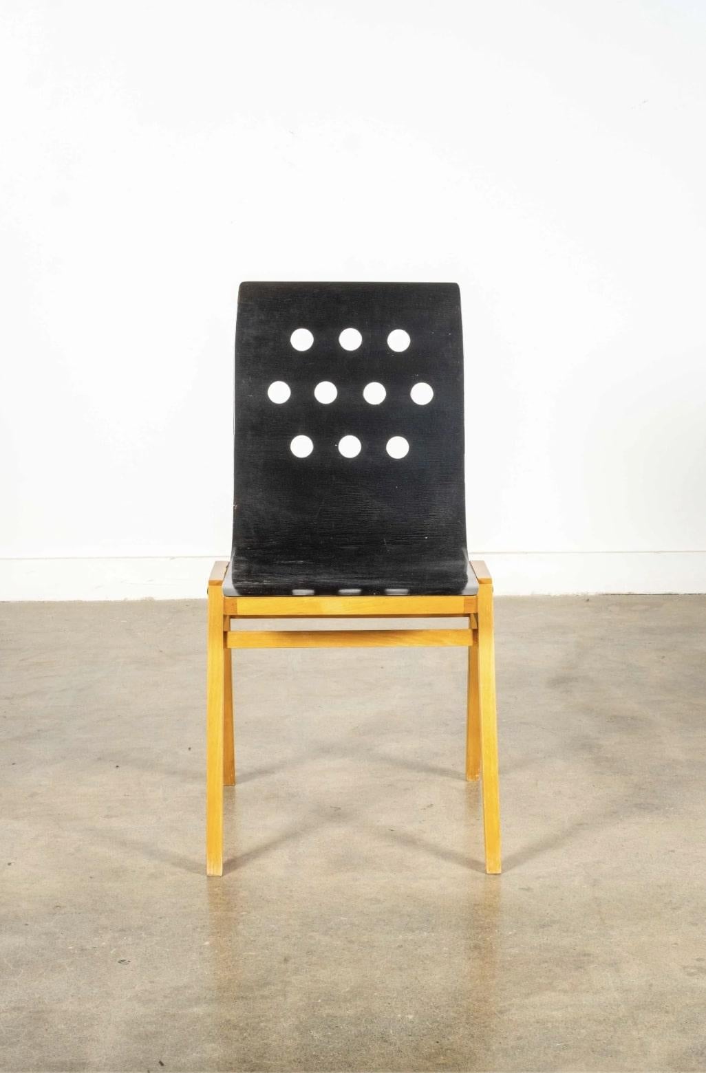 Wood Side Chair mit perforierter Rückenlehne (Europäisch) im Angebot
