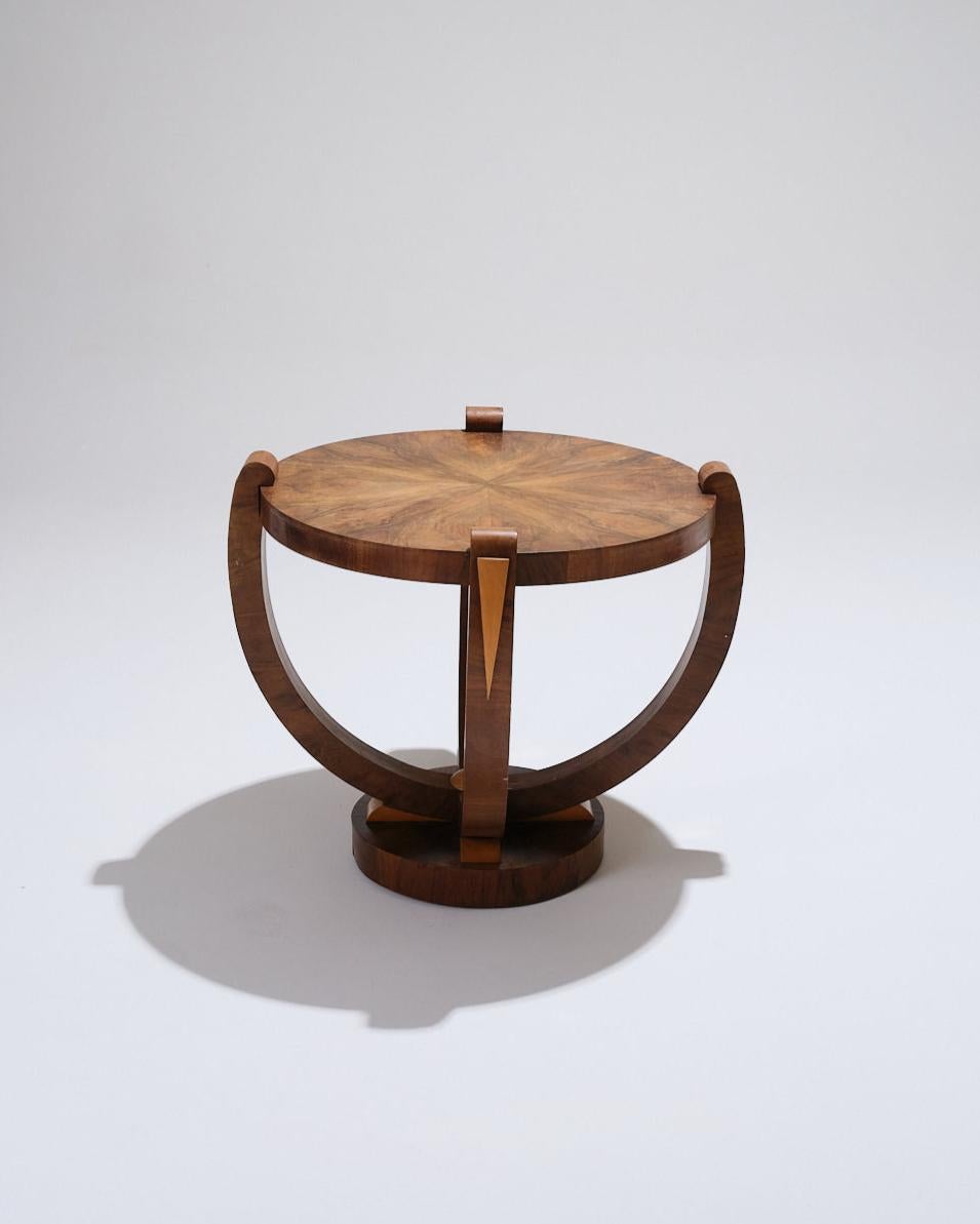 Table d'appoint en bois de style Art déco, années 1930.
Épais plateau circulaire sur une base à quatre pieds, décoré de marqueterie et de placage de bois. Bon état général, avec une légère usure de surface.

DV4388