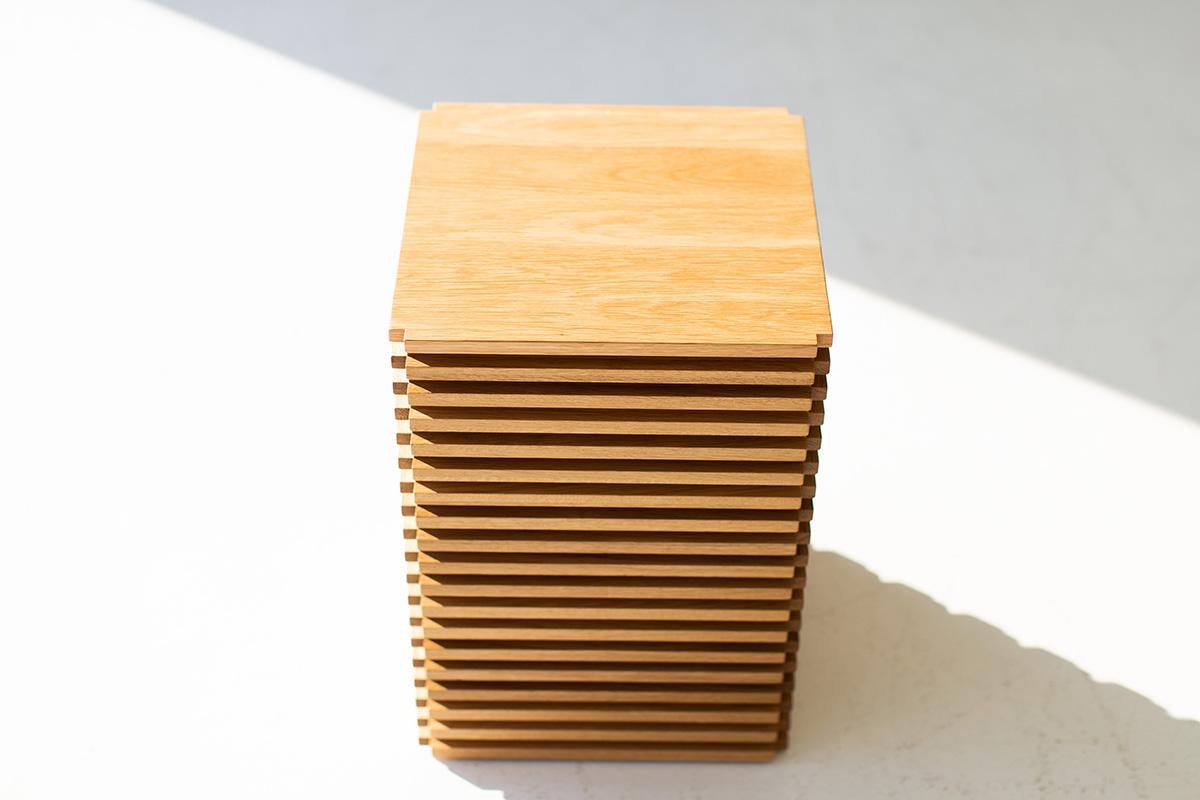Cette table d'appoint en chêne blanc - The Cicely - est magnifiquement construite en chêne blanc massif dans l'Ohio, aux États-Unis. Chaque table d'appoint est fabriquée à la main et dotée d'une belle finition mate de qualité commerciale. Il est