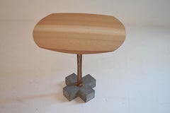 Table d'appoint en bois avec base en béton et tige en bronze