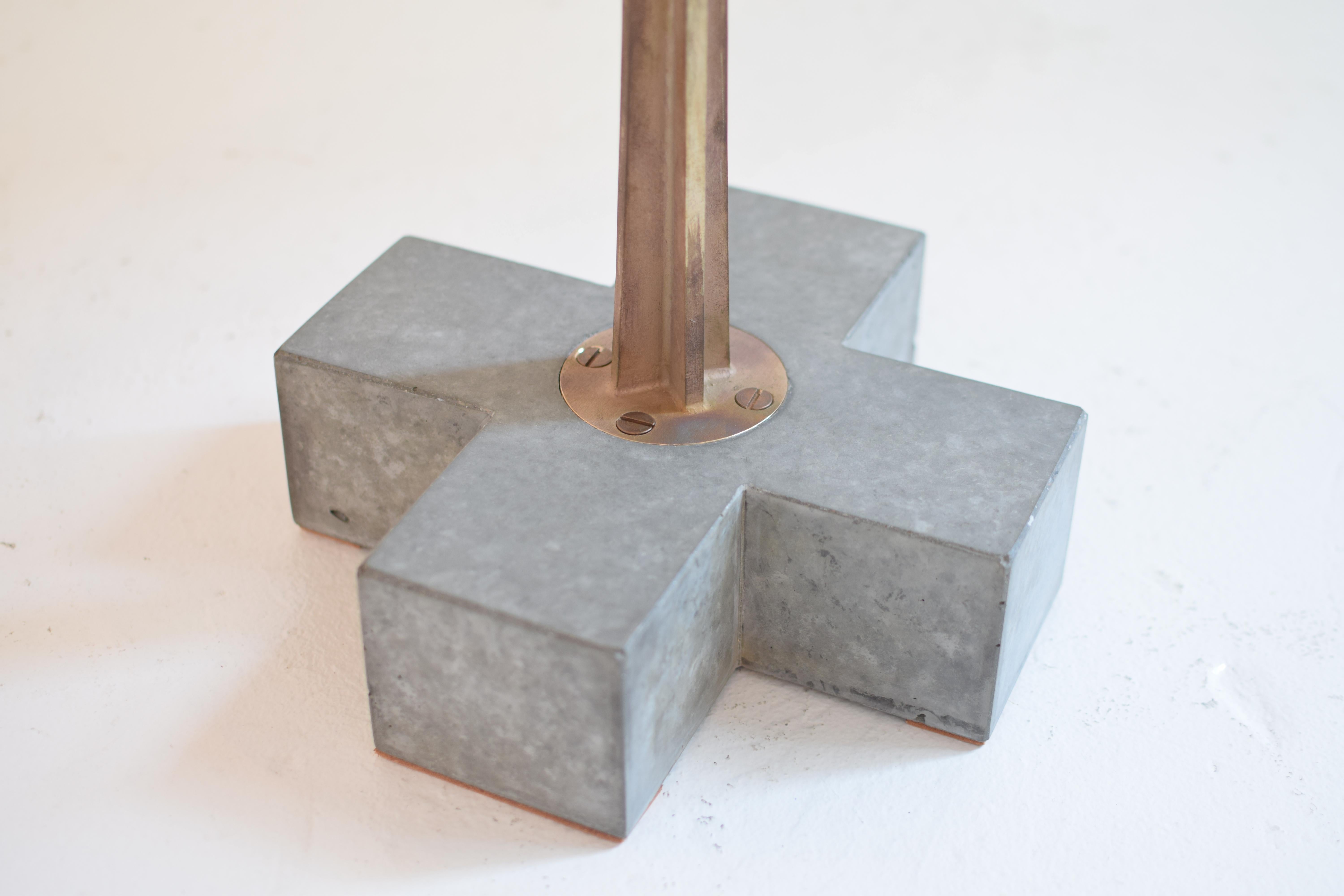 Holzbeistelltisch mit Betonsockel und Bronzestiel (amerikanisch) im Angebot