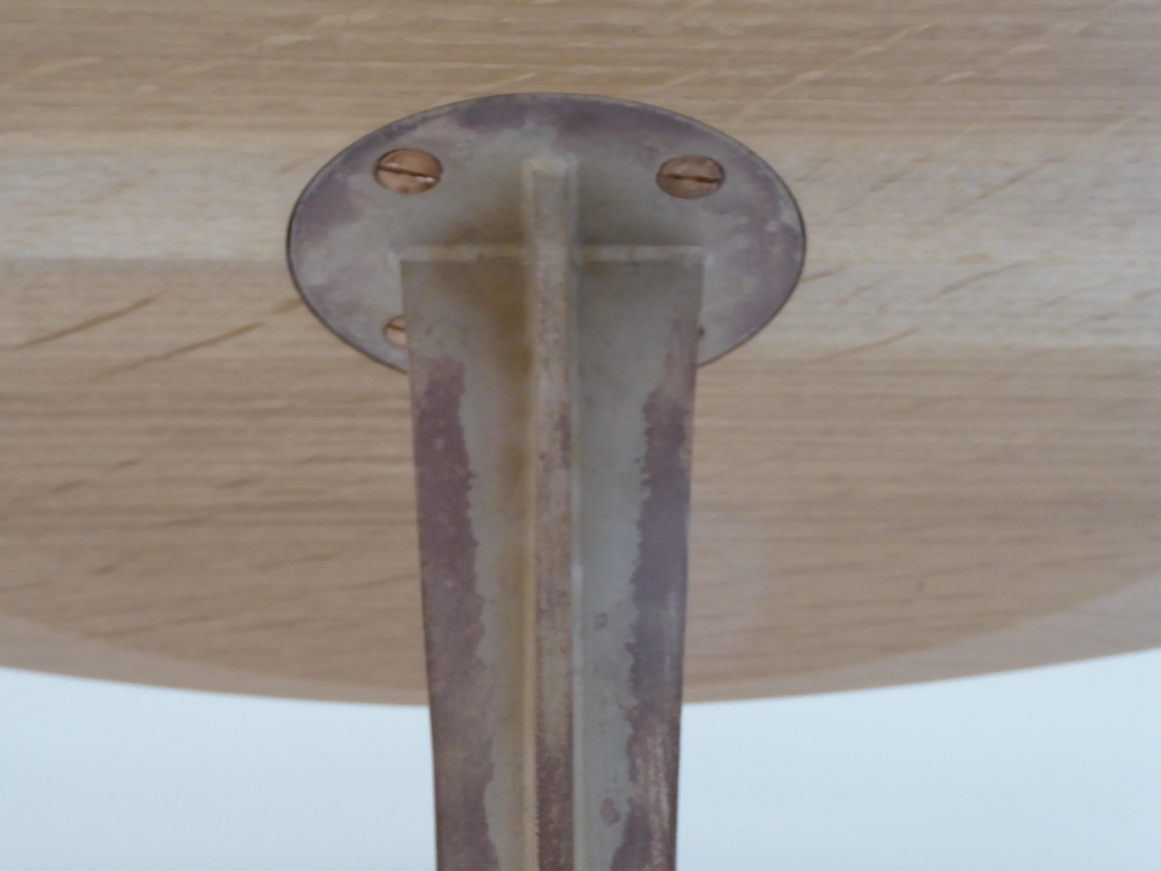 Holzbeistelltisch mit Betonsockel und Bronzestiel im Zustand „Neu“ im Angebot in kingston, NY