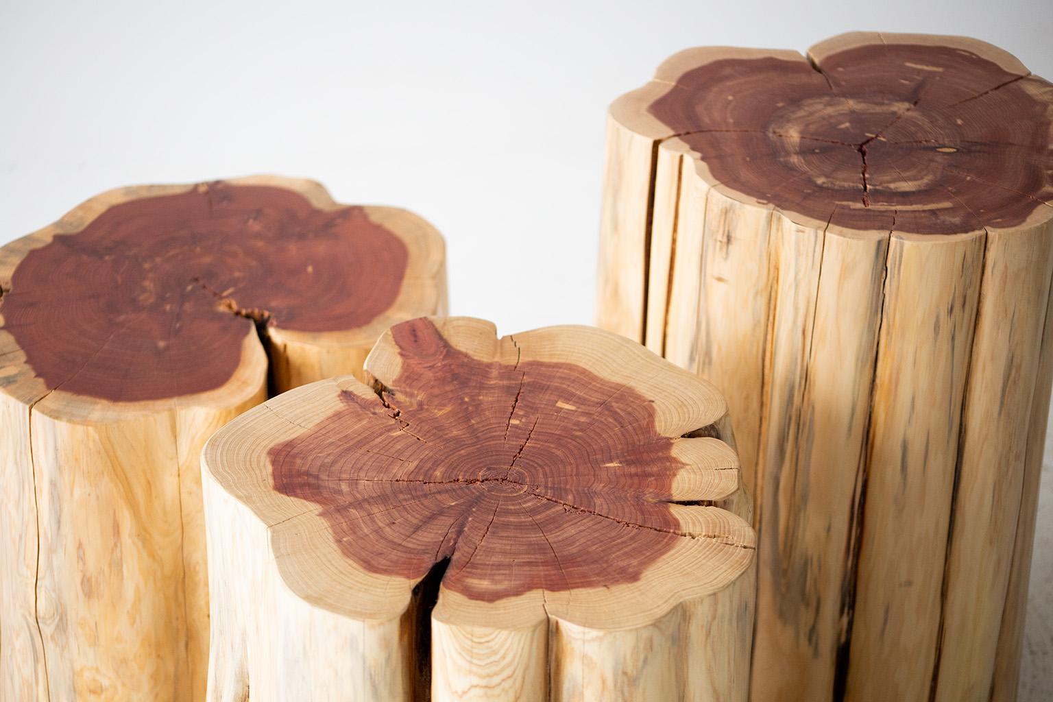 Beistelltische aus Bertu-Holz, Beistelltisch aus Naturholz, rotes Zedernholz im Angebot 1