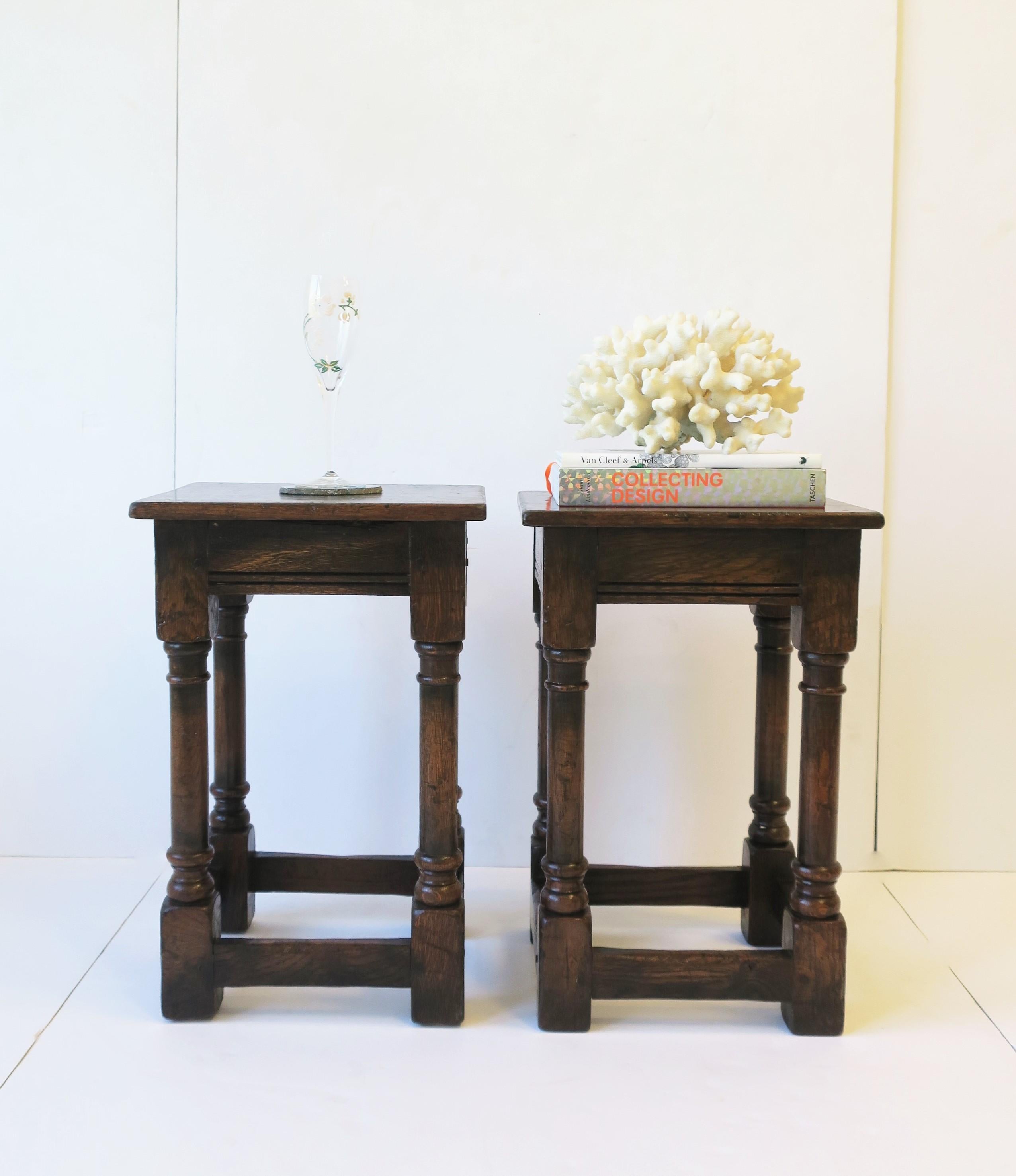 Jacobean Style Wood Side Tables or Stools (20. Jahrhundert)