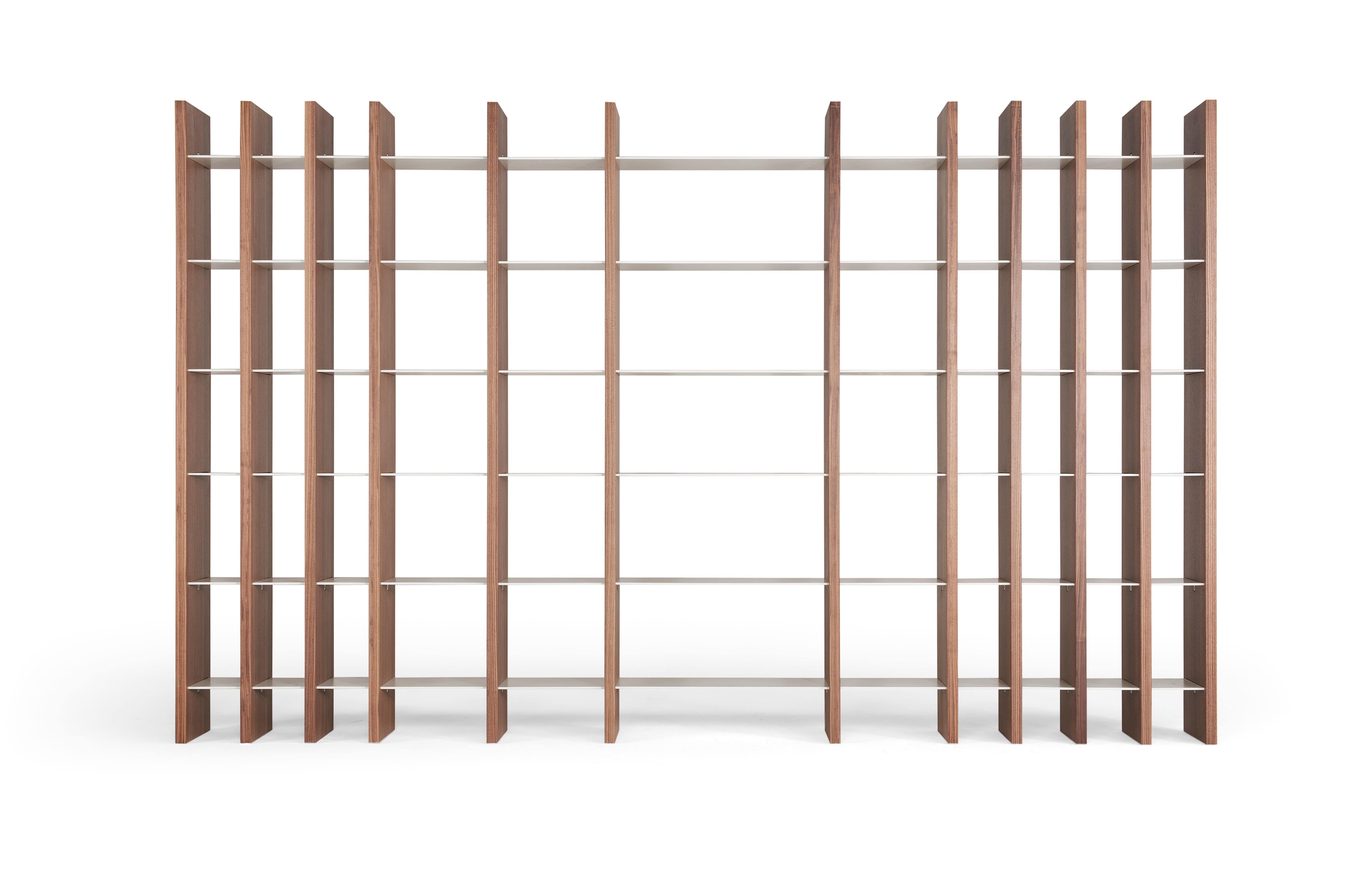 Bibliothèque Sistema Parere en bois par Amura Lab
Dimensions : L 388 x P 38 x H 240 cm
Matériaux : STRUCTURE : bois ÉTAGÈRES : métal et bois PORTES : bois, verre, cuir et cuoio.

Laboratoire Amura :
Dans leur regard, ils portent la beauté forte et