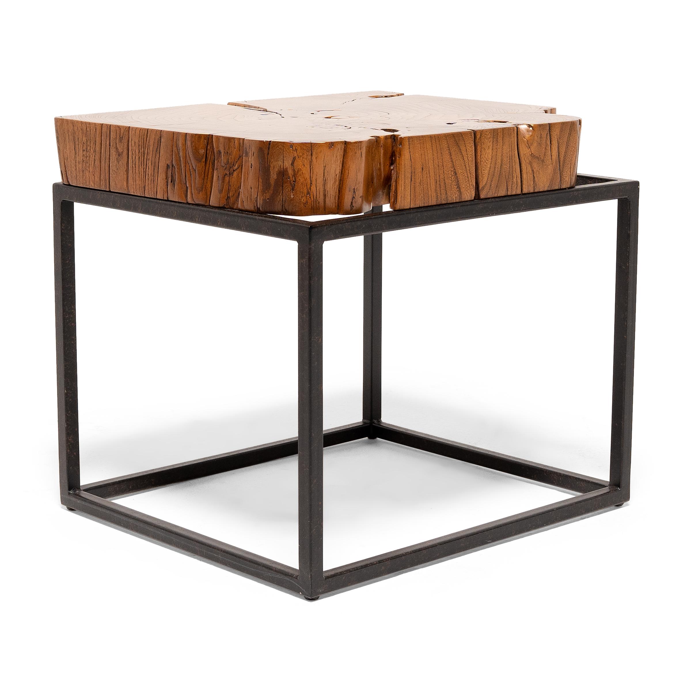 Organique Table d'appoint en bois brut Hana Or en vente